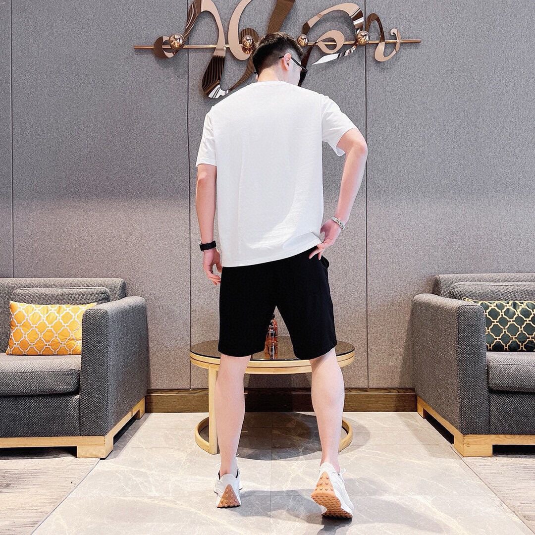 Burberry 品牌【BURBERRY 巴宝莉】 2025新款男士短袖短裤套装 销售 市面高端版本 手感细腻柔软 让你穿着更加舒适 立体裁剪版型超赞 尺码:M-5XL下单请报身高体重