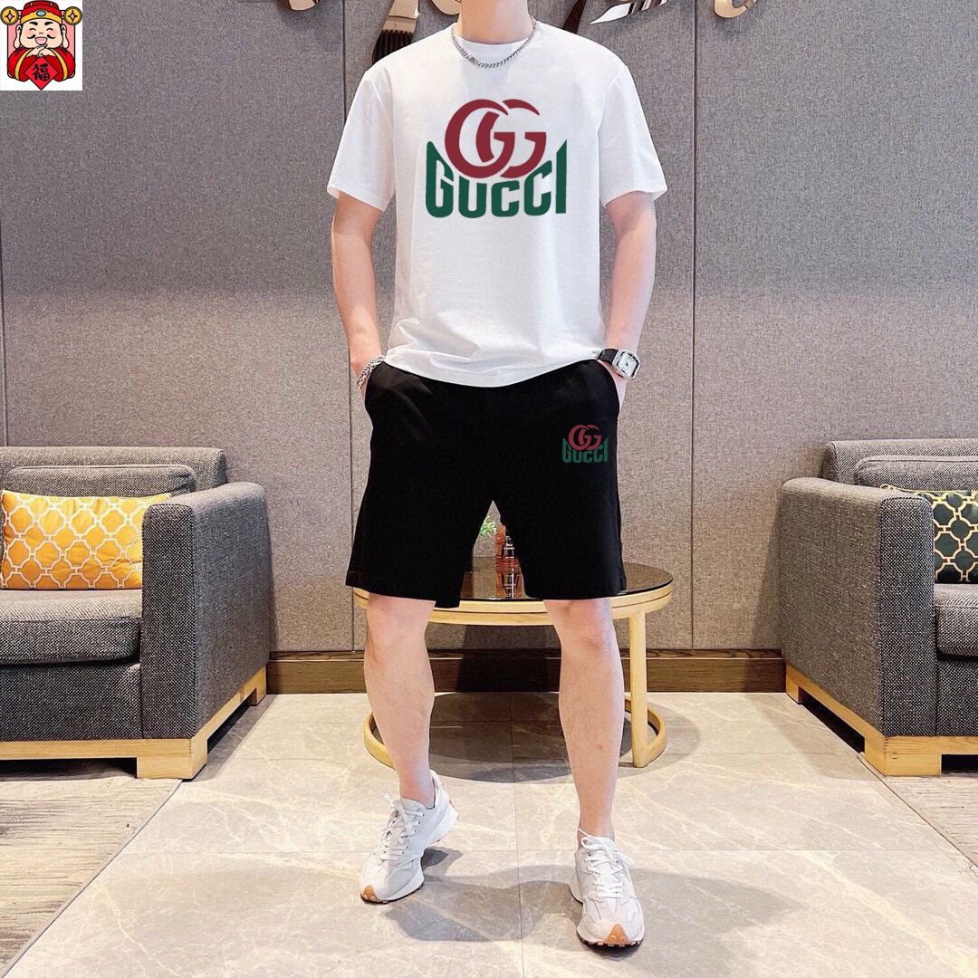 Gucci 品牌【GUCCI 古奇】 2025新款男士短袖短裤套装 销售 市面高端版本 手感细腻柔软 让你穿着更加舒适 立体裁剪版型超赞 尺码:M-5XL下单请报身高体重