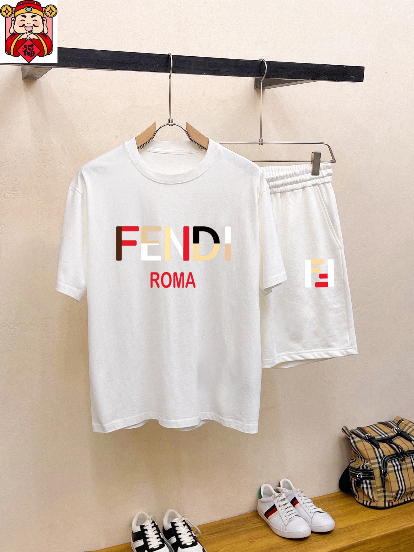 Fendi 品牌【FENDI 芬迪】 2025新款男士短袖短裤套装 销售 市面高端版本 手感细腻柔软 让你穿着更加舒适 立体裁剪版型超赞 尺码:M-5XL下单请报身高体重