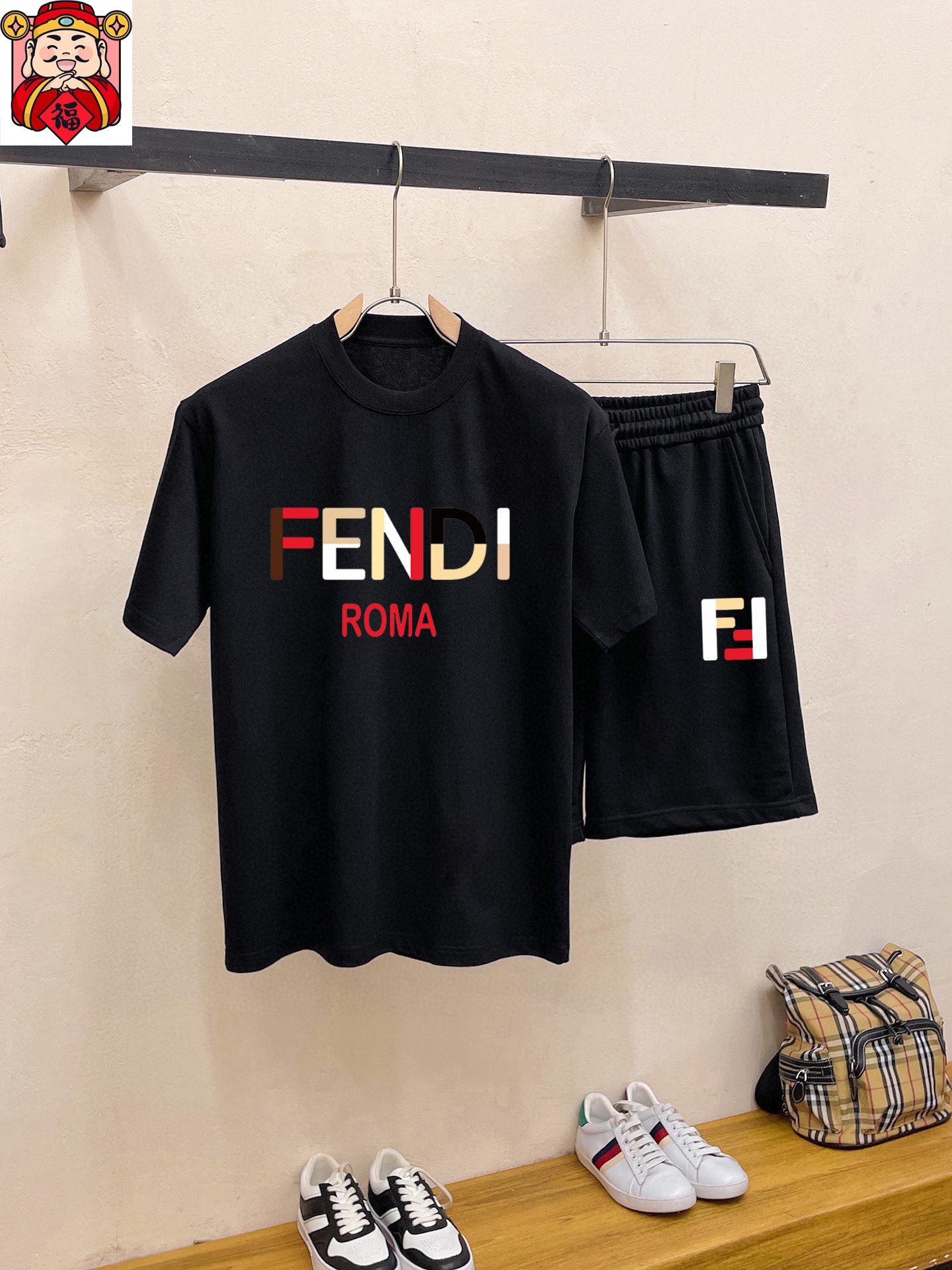 Fendi 品牌【FENDI 芬迪】 2025新款男士短袖短裤套装 销售 市面高端版本 手感细腻柔软 让你穿着更加舒适 立体裁剪版型超赞 尺码:M-5XL下单请报身高体重