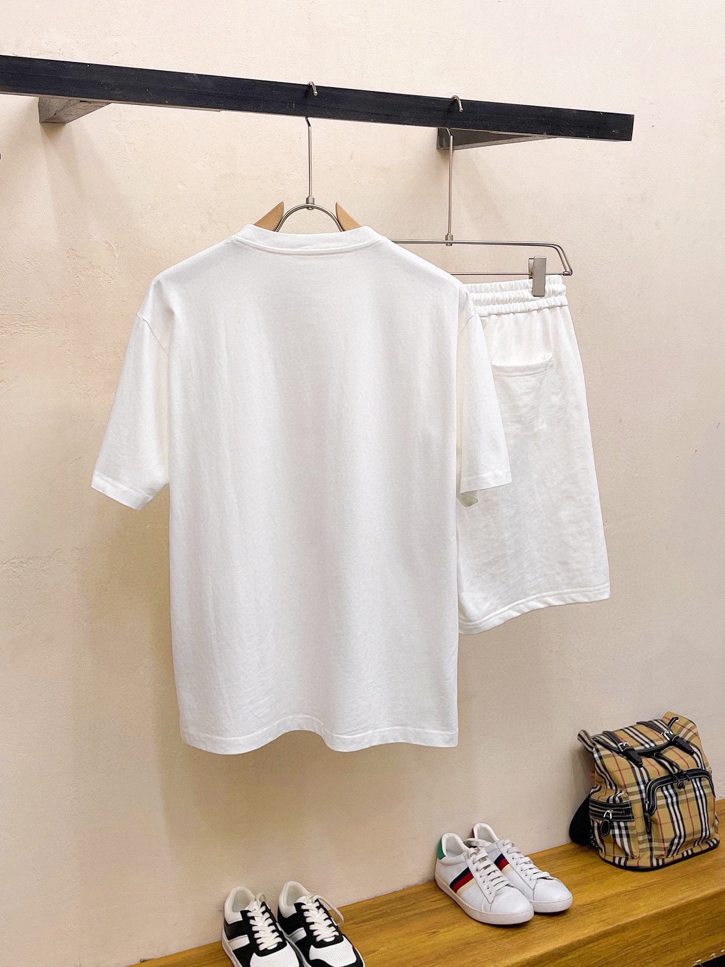 Fendi 品牌【FENDI 芬迪】 2025新款男士短袖短裤套装 销售 市面高端版本 手感细腻柔软 让你穿着更加舒适 立体裁剪版型超赞 尺码:M-5XL下单请报身高体重
