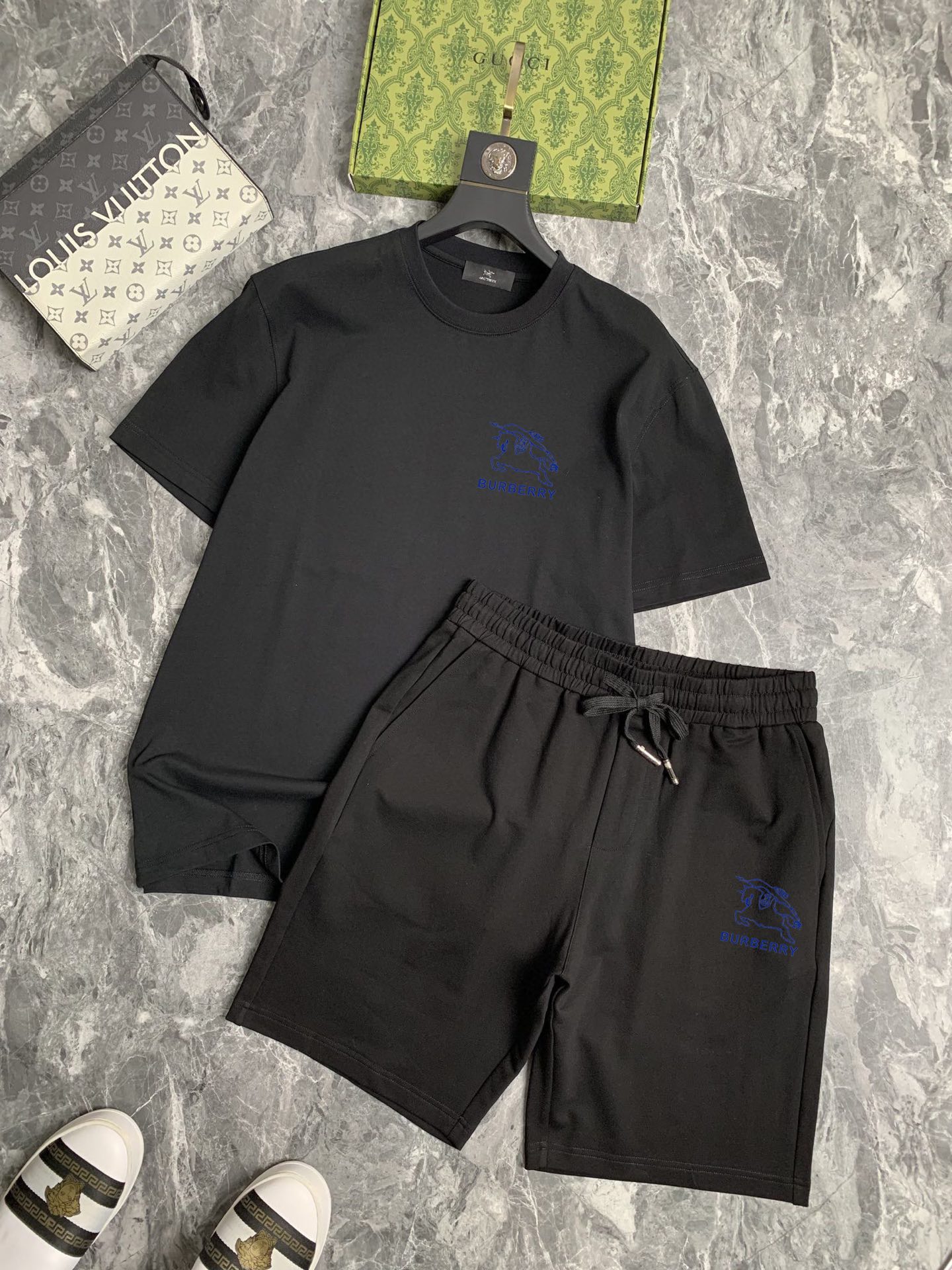 Burberry 品牌【BURBERRY 巴宝莉】 2025新款男士短袖短裤套装 销售 市面高端版本 手感细腻柔软 让你穿着更加舒适 立体裁剪版型超赞 尺码:M-5XL下单请报身高体重