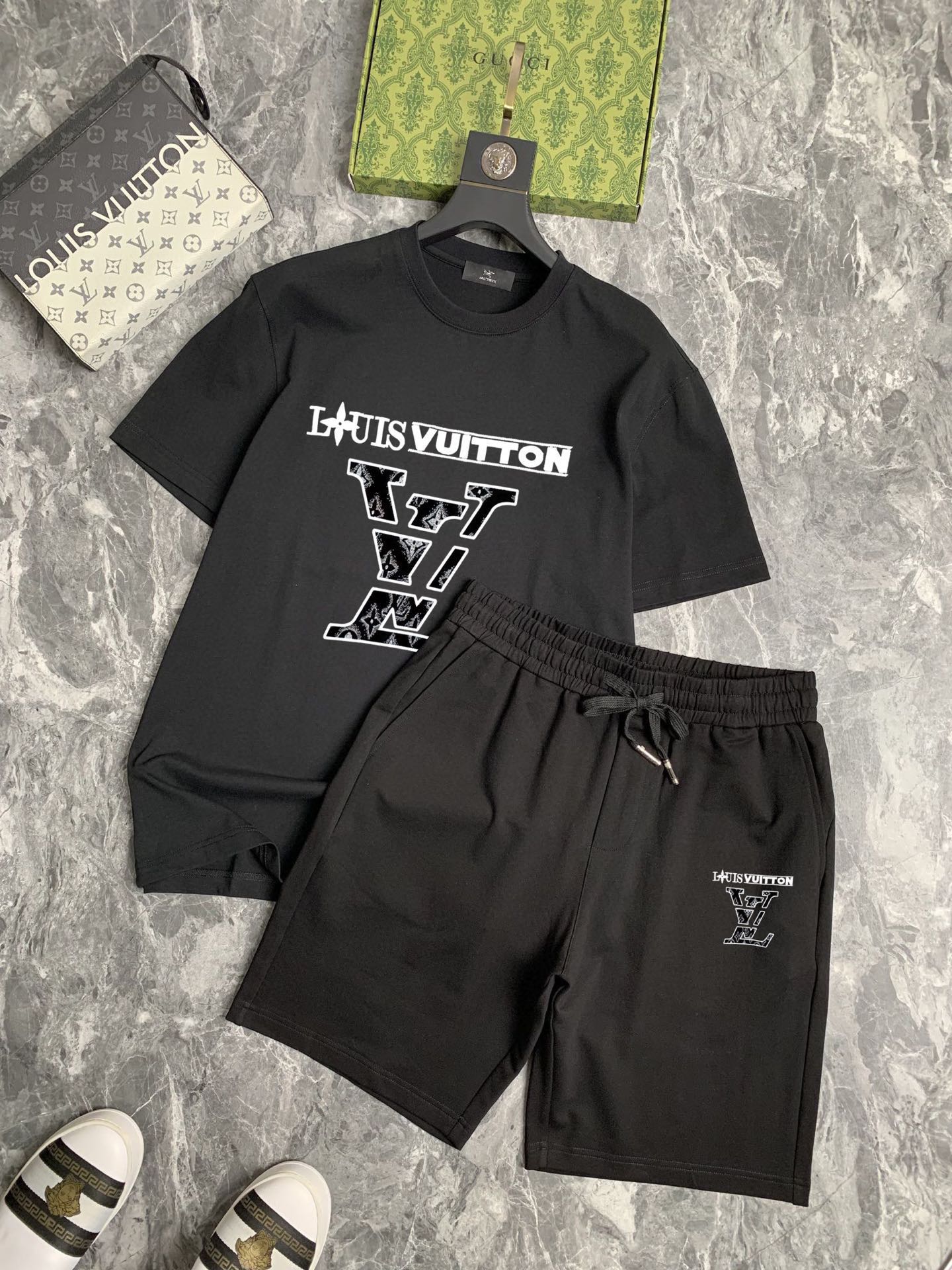 Louis Vuitton 品牌【LV路易威登】 2025新款男士短袖短裤套装 销售 市面高端版本 手感细腻柔软 让你穿着更加舒适 立体裁剪版型超赞 尺码:M-5XL下单请报身高体重
