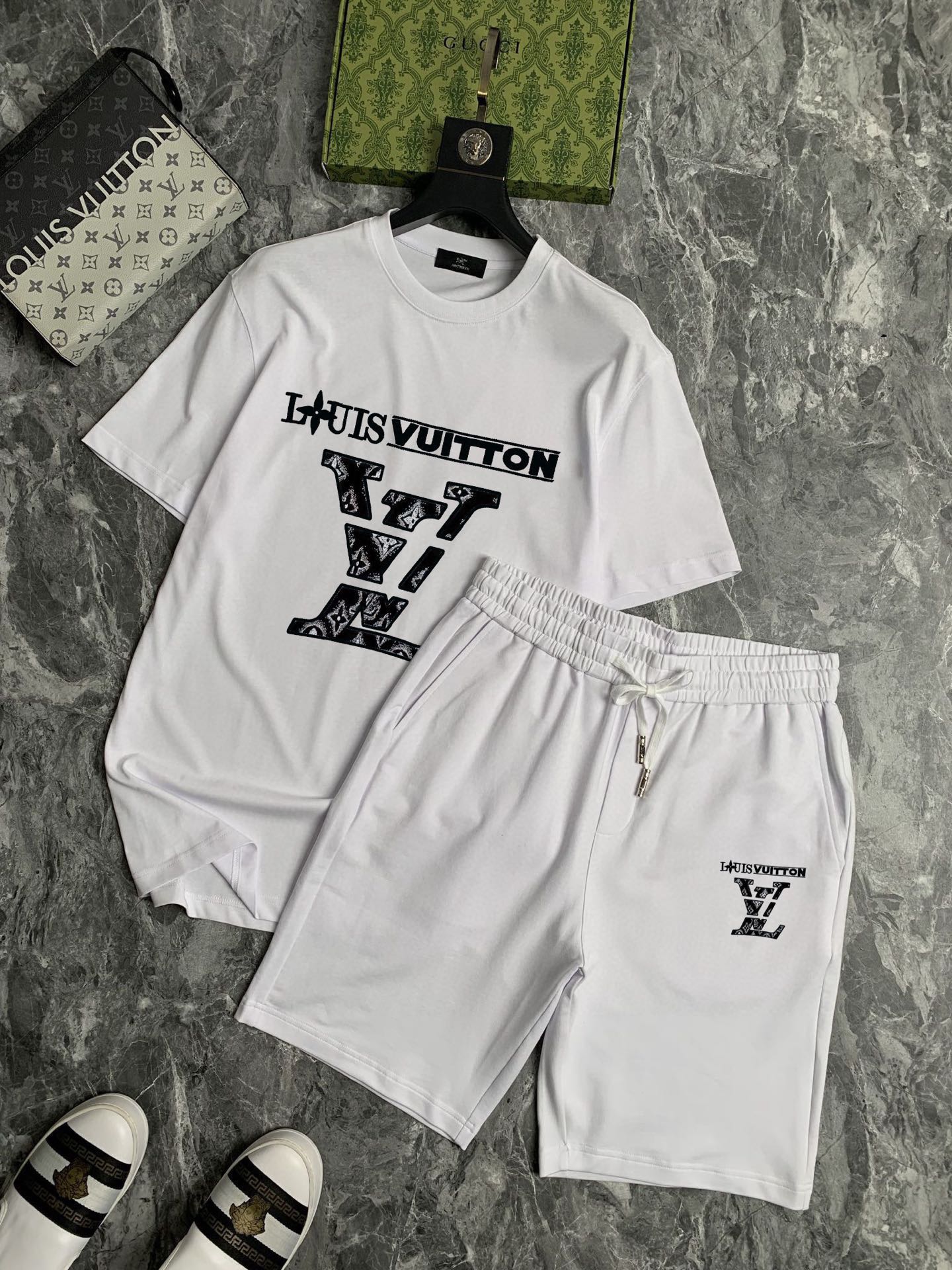 Louis Vuitton 品牌【LV路易威登】 2025新款男士短袖短裤套装 销售 市面高端版本 手感细腻柔软 让你穿着更加舒适 立体裁剪版型超赞 尺码:M-5XL下单请报身高体重