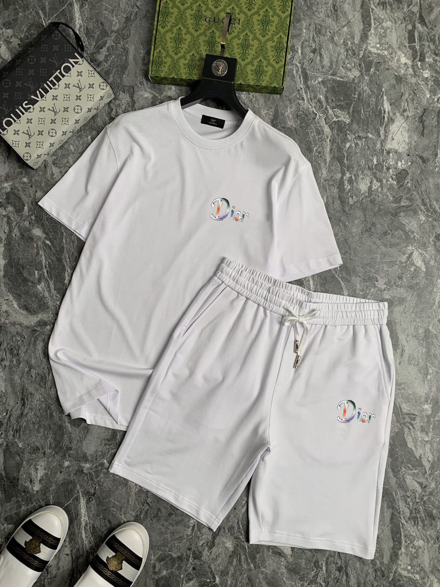 Dior 品牌【DIOR迪奥】 2025新款男士短袖短裤套装 销售 市面高端版本 手感细腻柔软 让你穿着更加舒适 立体裁剪版型超赞 尺码:M-5XL下单请报身高体重
