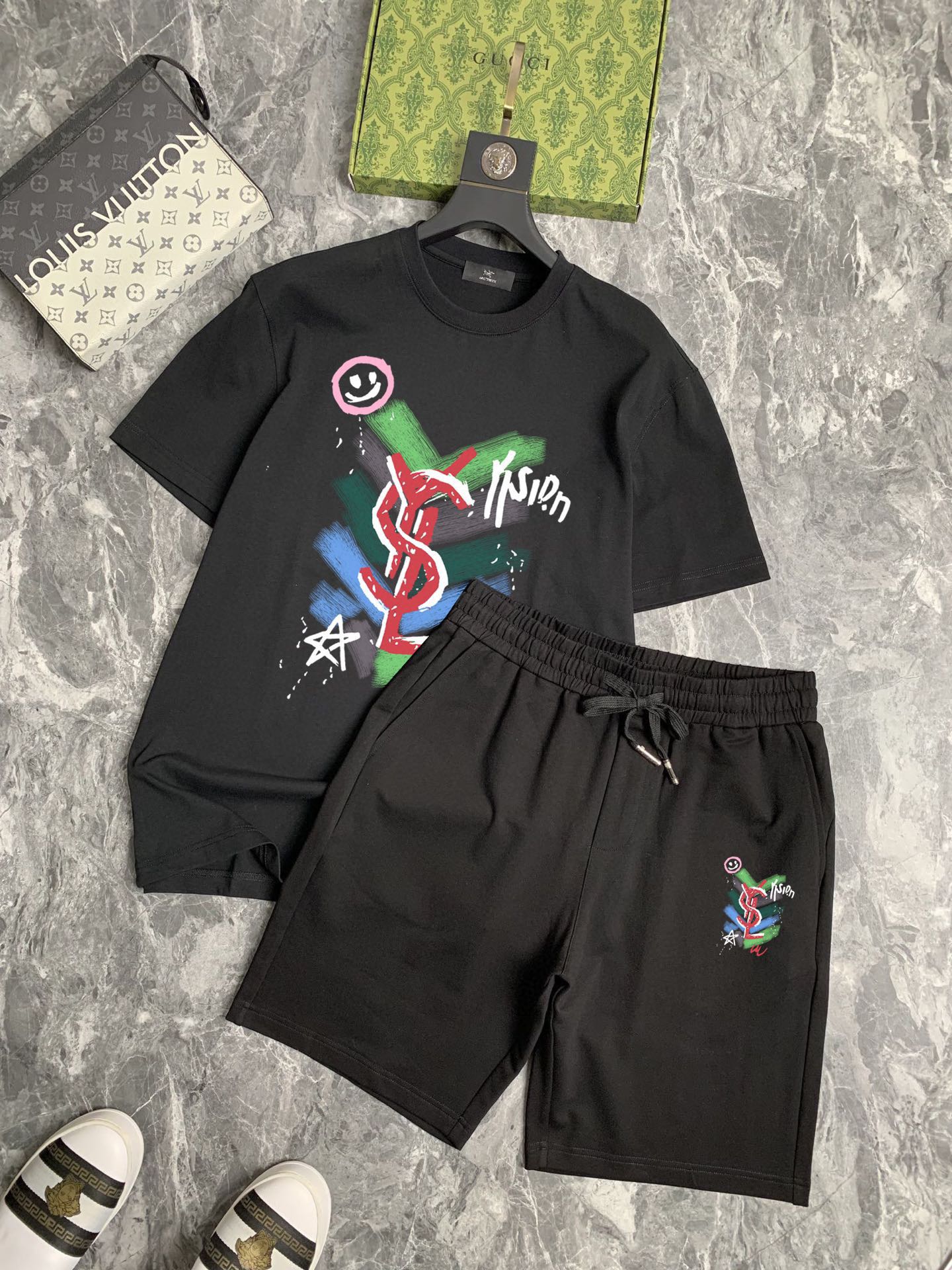 Saint Laurent 品牌【YSL圣罗兰】 2025新款男士短袖短裤套装 销售 市面高端版本 手感细腻柔软 让你穿着更加舒适 立体裁剪版型超赞 尺码:M-5XL下单请报身高体重