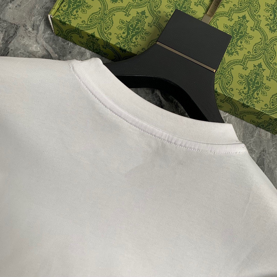 Saint Laurent 品牌【YSL圣罗兰】 2025新款男士短袖短裤套装 销售 市面高端版本 手感细腻柔软 让你穿着更加舒适 立体裁剪版型超赞 尺码:M-5XL下单请报身高体重