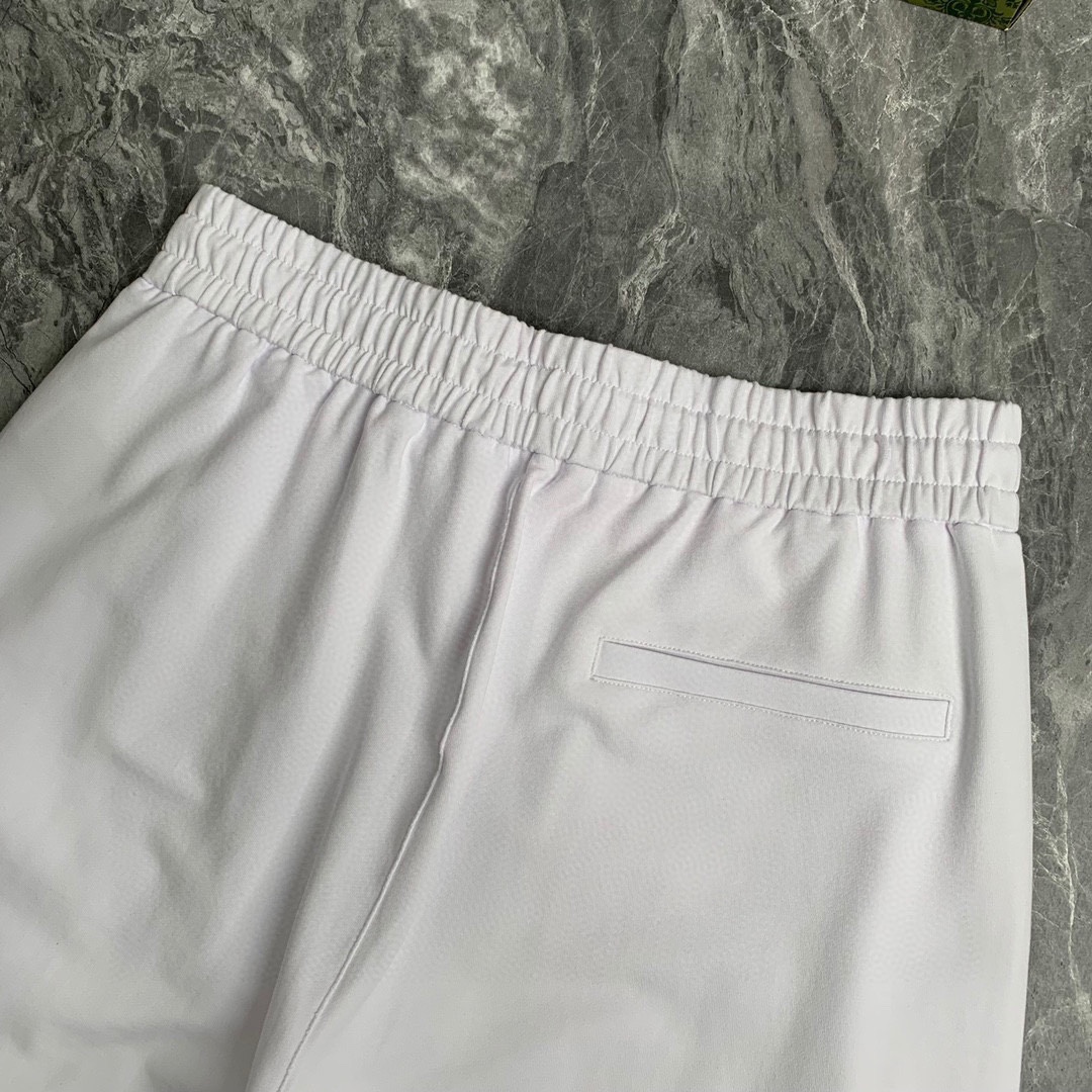 Saint Laurent 品牌【YSL圣罗兰】 2025新款男士短袖短裤套装 销售 市面高端版本 手感细腻柔软 让你穿着更加舒适 立体裁剪版型超赞 尺码:M-5XL下单请报身高体重