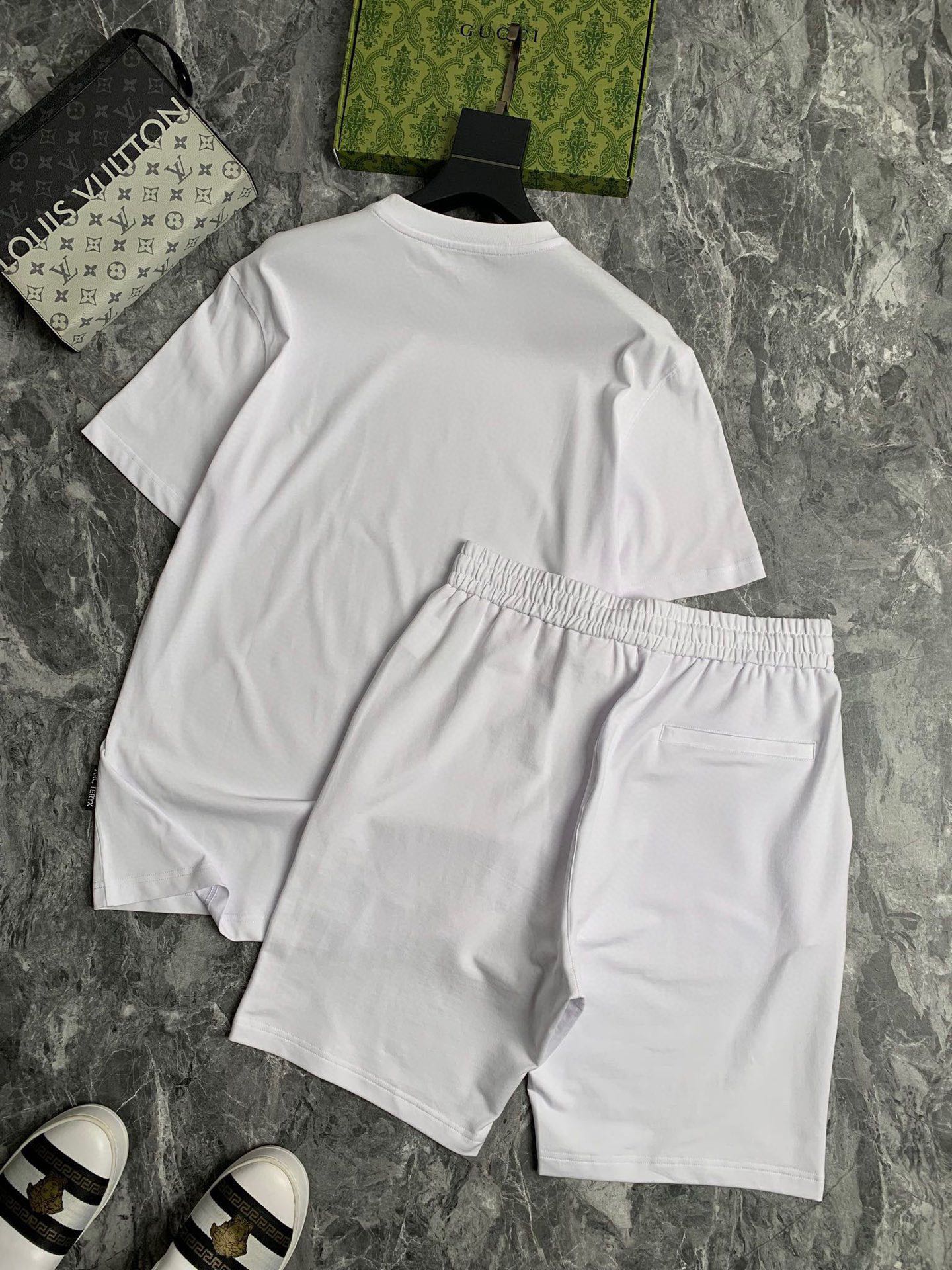 Saint Laurent 品牌【YSL圣罗兰】 2025新款男士短袖短裤套装 销售 市面高端版本 手感细腻柔软 让你穿着更加舒适 立体裁剪版型超赞 尺码:M-5XL下单请报身高体重