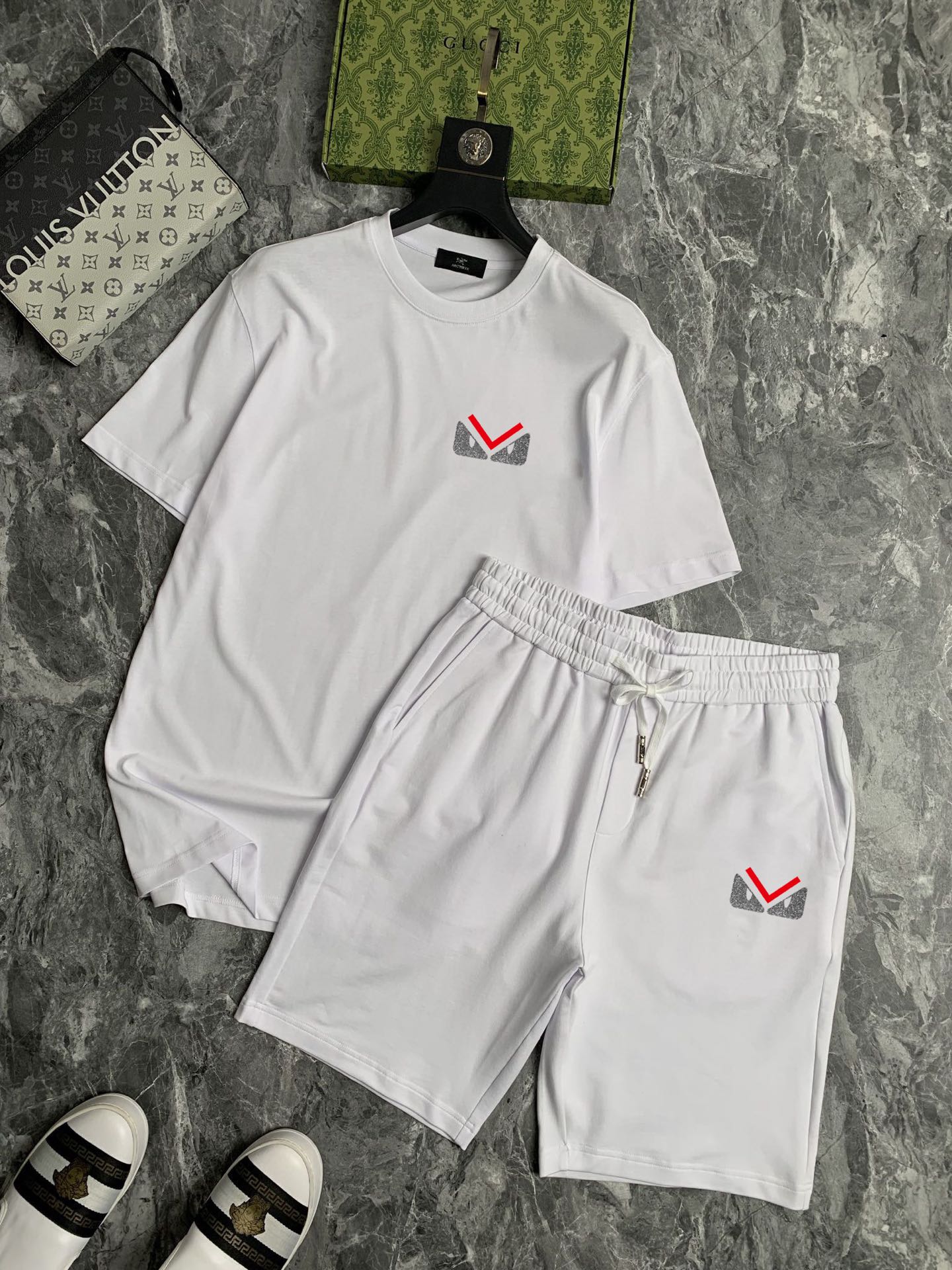 Fendi 品牌【FENDI 芬迪】 2025新款男士短袖短裤套装 销售 市面高端版本 手感细腻柔软 让你穿着更加舒适 立体裁剪版型超赞 尺码:M-5XL下单请报身高体重