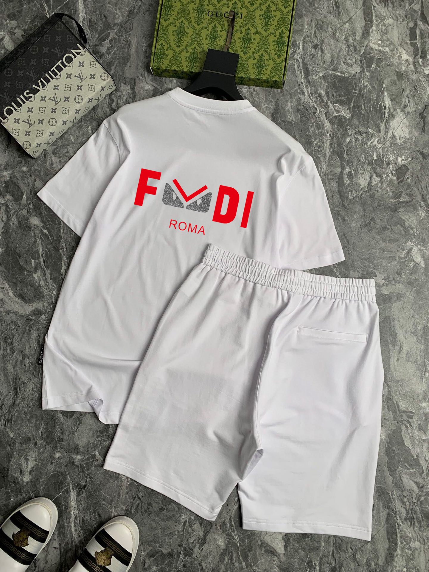 Fendi 品牌【FENDI 芬迪】 2025新款男士短袖短裤套装 销售 市面高端版本 手感细腻柔软 让你穿着更加舒适 立体裁剪版型超赞 尺码:M-5XL下单请报身高体重