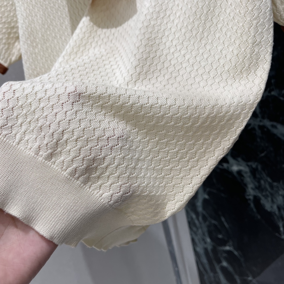 
Miu 25早秋新款 镂空针织翻领短袖 领口袖口颜色 相呼应 通体利用镂空钩针肌理交织 勾勒出波浪菱格