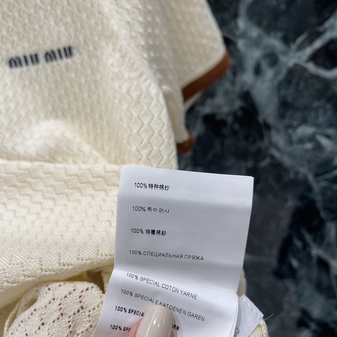
Miu 25早秋新款 镂空针织翻领短袖 领口袖口颜色 相呼应 通体利用镂空钩针肌理交织 勾勒出波浪菱格