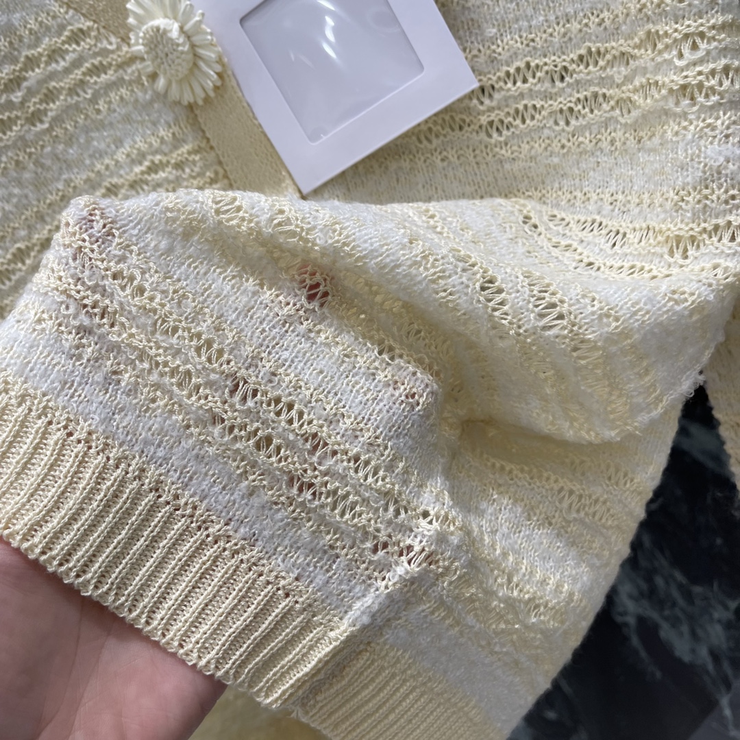 
小香25早秋新款 针织开衫 小菊花花朵装饰 与整件衣服配色形成了完美搭配 胸前双C五金配件 彰显品牌格
