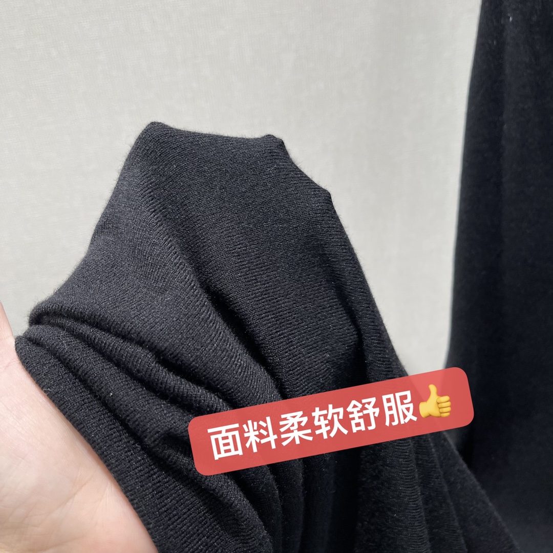
大王 25早秋新款 吊带裙 面料超级柔软舒适 尽显S型曲线！复古时髦又高级的单品 超精致时尚！气场十足
