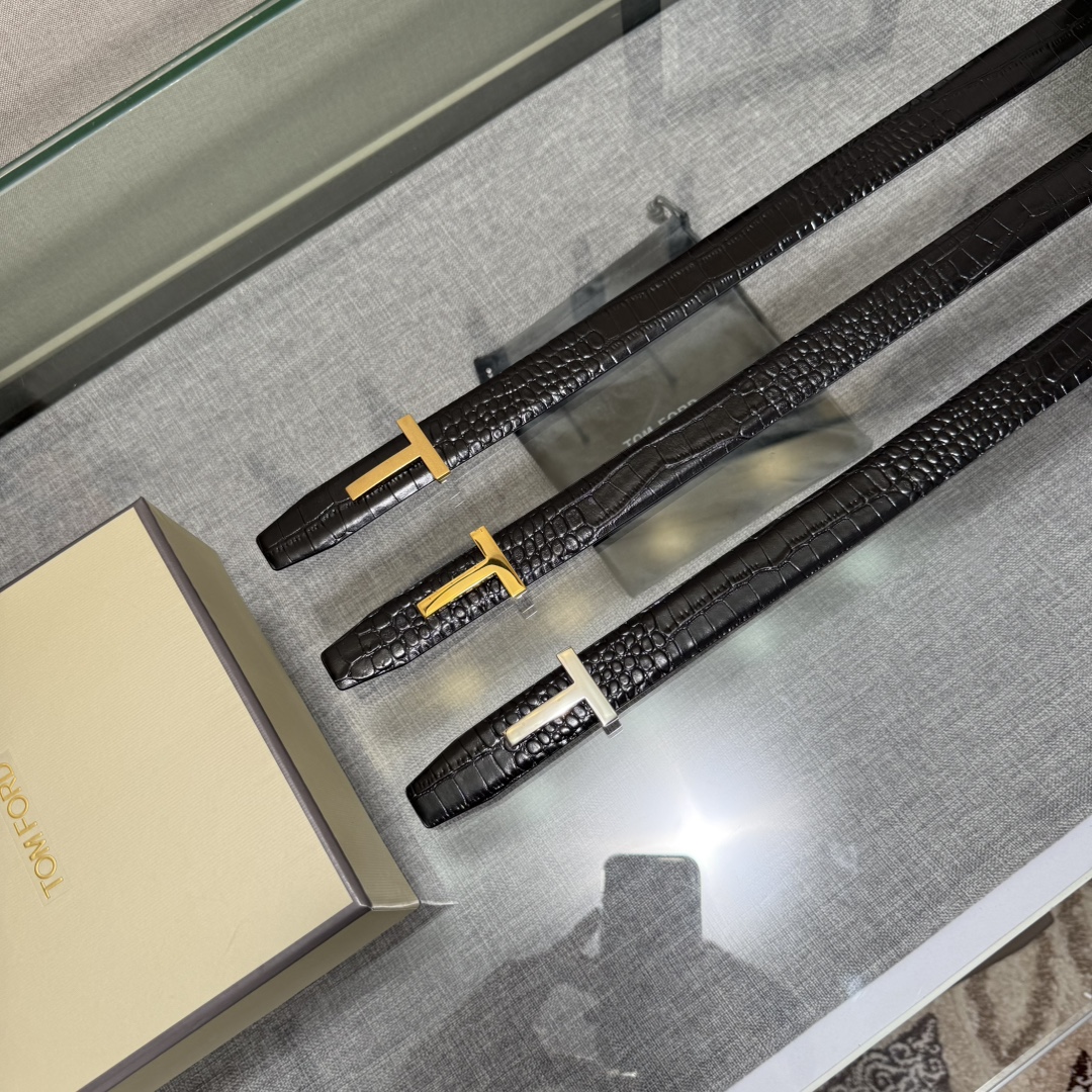  汤姆福特最新网红爆款双面头层牛皮专柜同步3.0宽新款上市了，原版牛皮，搭配铜扣，优雅，大方用的方便。谢