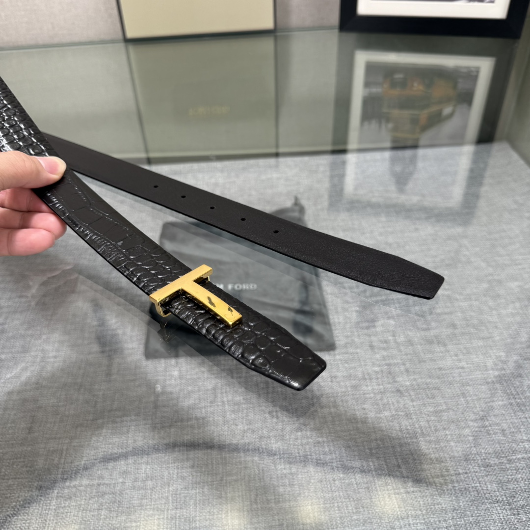  汤姆福特最新网红爆款双面头层牛皮专柜同步3.0宽新款上市了，原版牛皮，搭配铜扣，优雅，大方用的方便。谢