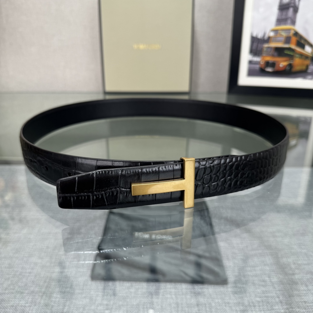  汤姆福特最新网红爆款双面头层牛皮专柜同步3.0宽新款上市了，原版牛皮，搭配铜扣，优雅，大方用的方便。谢