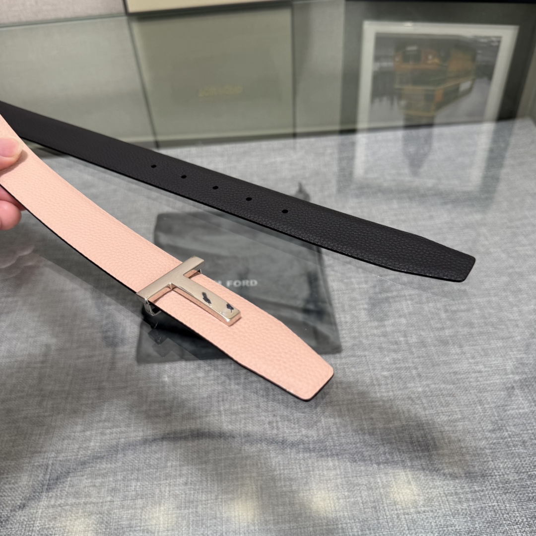  汤姆福特最新网红爆款双面头层牛皮专柜同步3.0宽新款上市了，原版牛皮，搭配铜扣，优雅，大方用的方便。谢