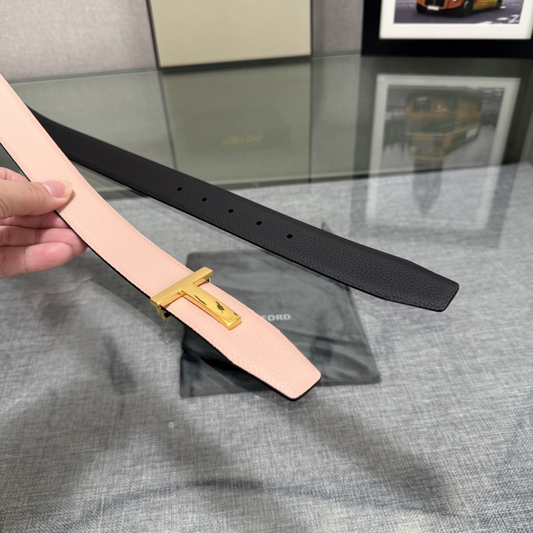  汤姆福特最新网红爆款双面头层牛皮专柜同步3.0宽新款上市了，原版牛皮，搭配铜扣，优雅，大方用的方便。谢