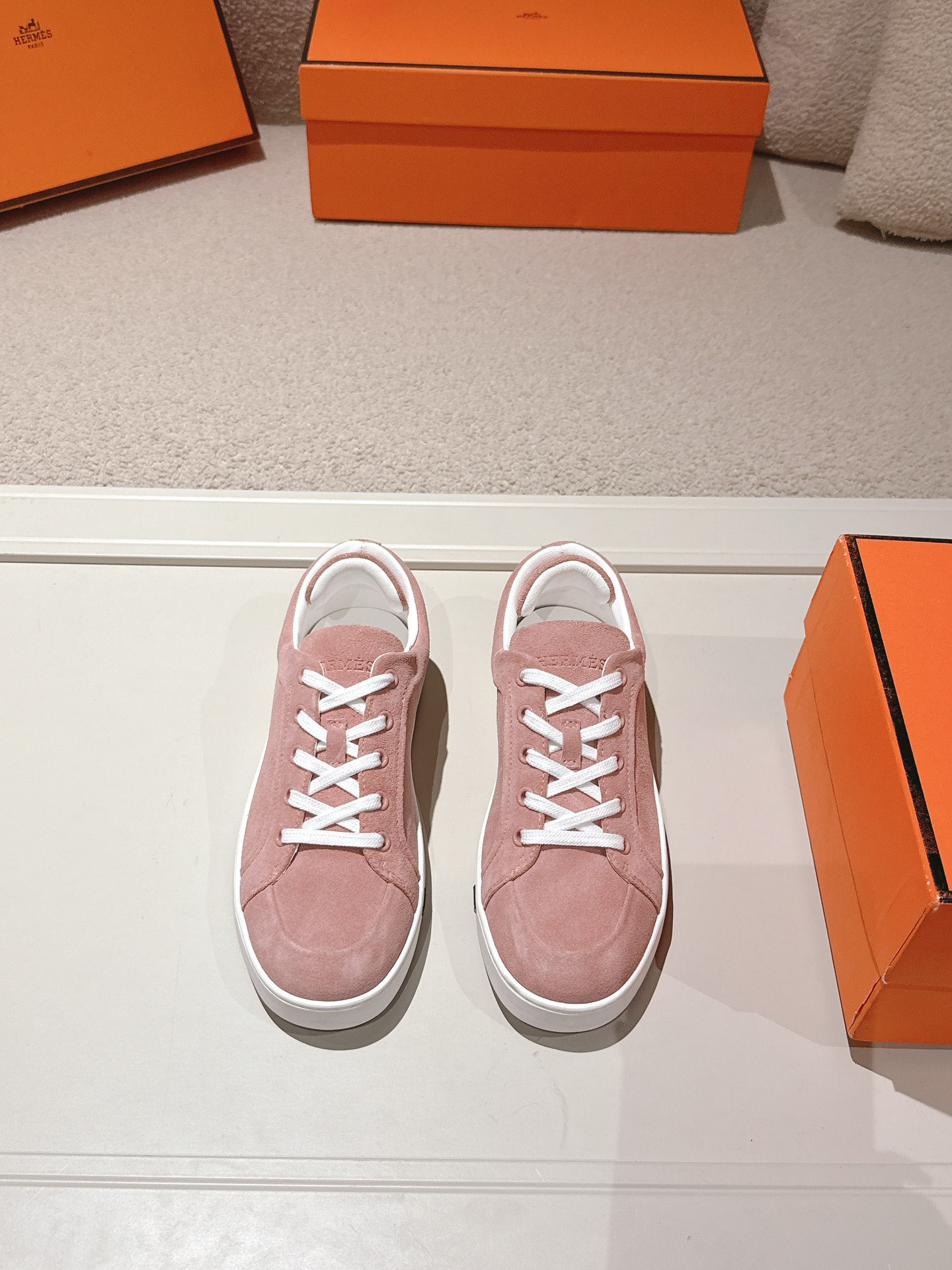 NO:353830,【ΗERMES】Small pink is only made in women.Size35-39 (female 40) Hermes couples H-lace-up thick-soled sports shoes. The new ones are available in the counter. Every detail of the shoes is very attentive, quite eye-catching, and the elegant splicing elements highlight the outstanding temperament!  The fashionable flying lace-up method adds a casual atmosphere. The exquisite lines can invisibly better reflect the family design language, interspersed with exquisite lines, perfectly fit the foot shape, naturally outline the fashionable outline, achieve visual impact effect, and fully interpret a different sports style!  Imported cowhide/Oxford mixed-bred sheepskin in upper, original TPU outsole, hermes, sneakers, cowhide, sheepskin19860909【ΗERMES】女少粉色只做款.Size35-39(女40） 爱马仕情侣款H系带厚底运动鞋板鞋 同步专柜上新.鞋子的每一个细节都特别用心,相当惹眼,雅致的拼接元素,凸显不俗的气质！ 时尚飞织系带方式,增添休闲的气息,精致的线条,无形之中能够更好体现出家族式的设计语言,穿插精致的线条,完美契合脚型,自然的勾勒出时尚的轮廓,达到视觉上的冲击效果,充分演绎不一样的运动风格！ 鞋面进口牛皮/牛津 内的混种羊皮里 大底原版TPU大底,,hermes,sneakers,cowhide,sheepskin,Men's shoes