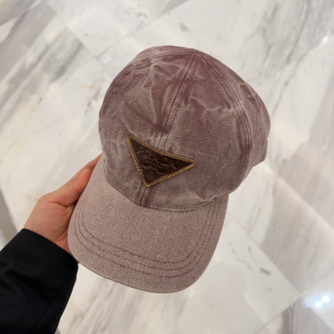 

普拉达刺绣字母棒球帽
设计感超强，让人耳目一新
头型非常好，可以修饰各种头型，实力百搭款