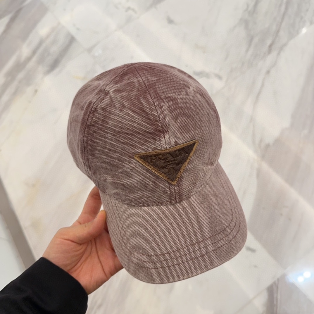 

普拉达刺绣字母棒球帽
设计感超强，让人耳目一新
头型非常好，可以修饰各种头型，实力百搭款