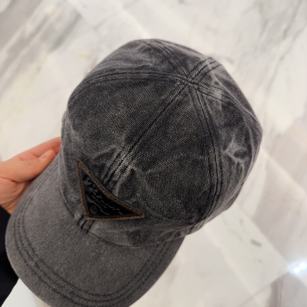 

普拉达刺绣字母棒球帽
设计感超强，让人耳目一新
头型非常好，可以修饰各种头型，实力百搭款