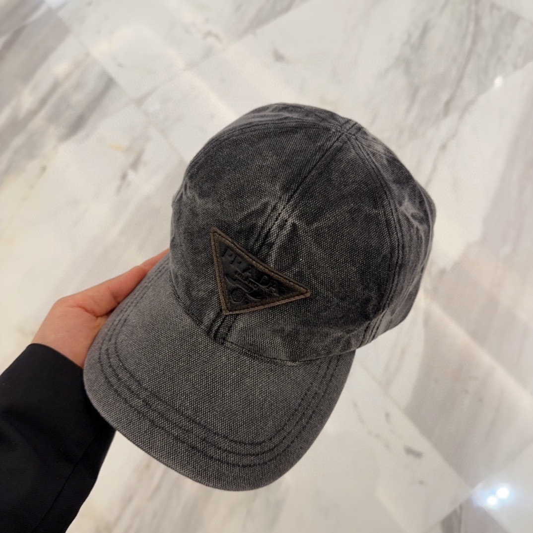 

普拉达刺绣字母棒球帽
设计感超强，让人耳目一新
头型非常好，可以修饰各种头型，实力百搭款