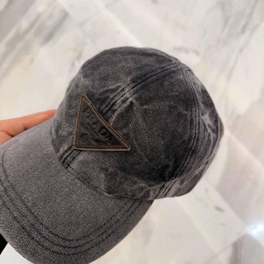 

普拉达刺绣字母棒球帽
设计感超强，让人耳目一新
头型非常好，可以修饰各种头型，实力百搭款