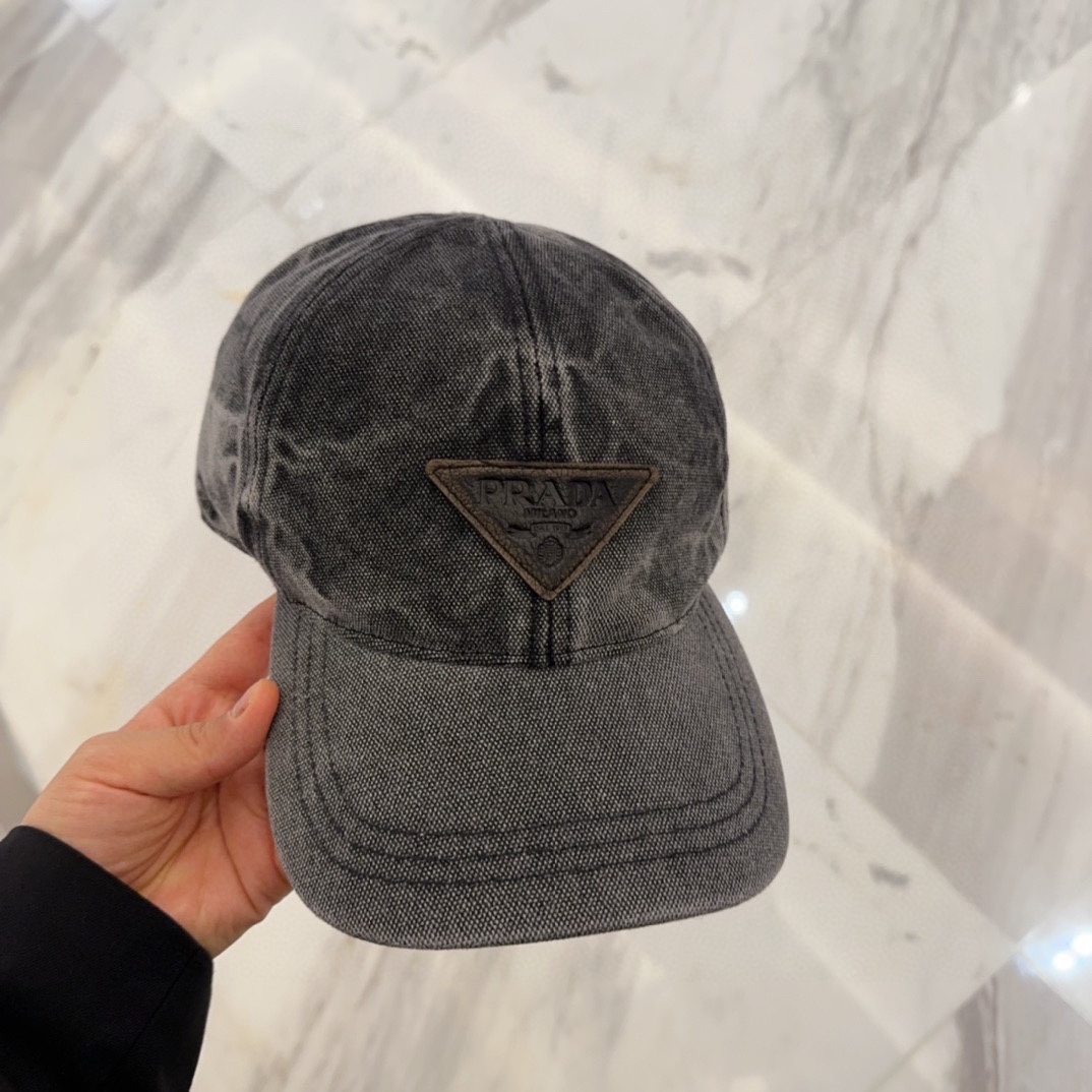 

普拉达刺绣字母棒球帽
设计感超强，让人耳目一新
头型非常好，可以修饰各种头型，实力百搭款