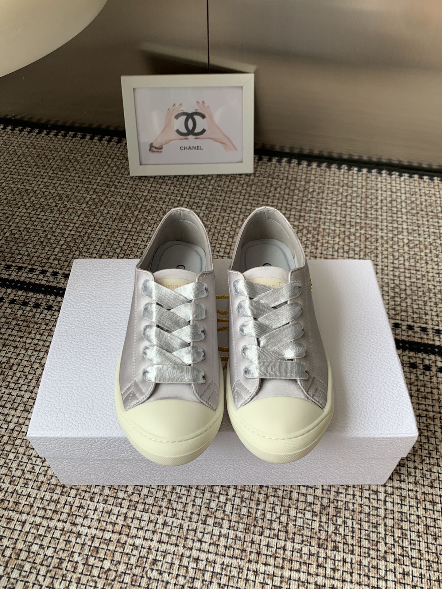 NO:511918,DIOR vs. Spring and summer latest hot casual shoes series This Dior Star sneaker continues its lasting outline, carefully made of white cowhide leather, developed and developed with ZP, all customized materials, exclusive mold opening sole, details are shipped together, and even the packaging is the same as the genuine one. Italian original leather sole Size: 35-41 (40.41 custom made without return or exchange), casual shoes/sports, dior, sneakers, cowhide, Leather soles19860909DIOR vs春夏最新爆款休闲鞋系列 这款Dior Star运动鞋延续经久不衰的轮廓,采用白色牛皮革精心制作整双鞋子采购Zp开发打造,全部定制材料,独家开模大底,细节全部对版出货,连包装也做到跟正品一样.意大利原版真皮大底 码数:35-41（40.41订做不退不换）,休闲鞋/运动鞋,dior,sneakers,cowhide,Leather soles,Women's Shoes