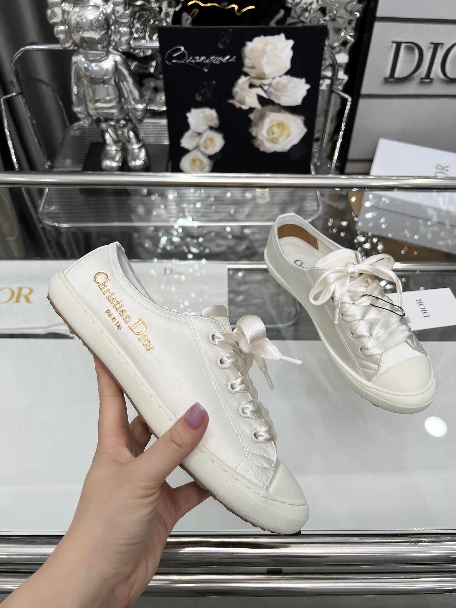 Dior Lucky Sneakers - Elegante damesschoenen met gouden details en satijnen veters