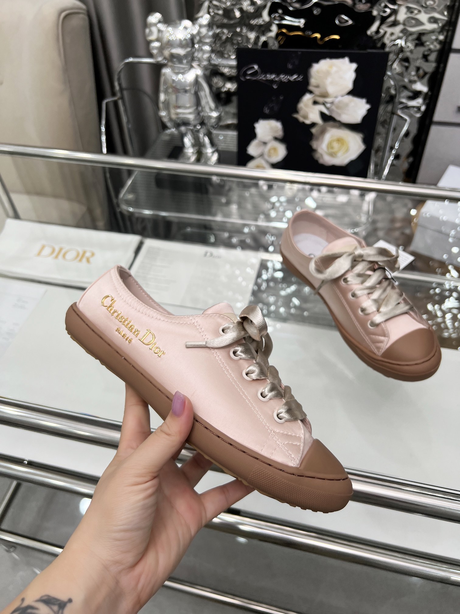 Dior Lucky: Zapatillas Deportivas de Satén, Elegancia y Comodidad para tu Día a Día