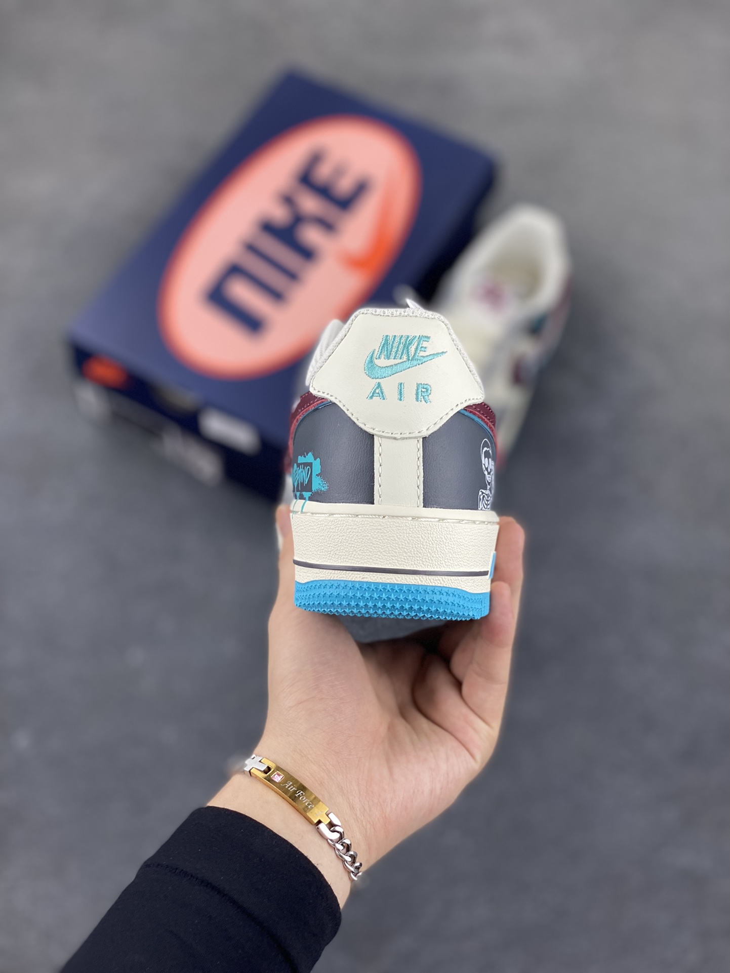 图片[4]-Nike Air Force 1\’07 Low \”Stop Drinking\” 戒酒骷髅 空军一号低帮休闲运动板鞋  #戒酒骷髅是一幅极具警示意义的创意作品。画面主体是一个骷髅正仰面喝酒，它没有了皮肉的包裹，骨骼突兀地展现，空洞的眼眶直愣愣地望向天空，毫无生机的手紧握着酒杯，酒水顺着它的颌骨肆意流淌 货号：LJ2288-666  尺码：36 36.5 37.5 38 38.5 39 40 40.5 41 42 42.5 43 44 44.5 45-选品中心