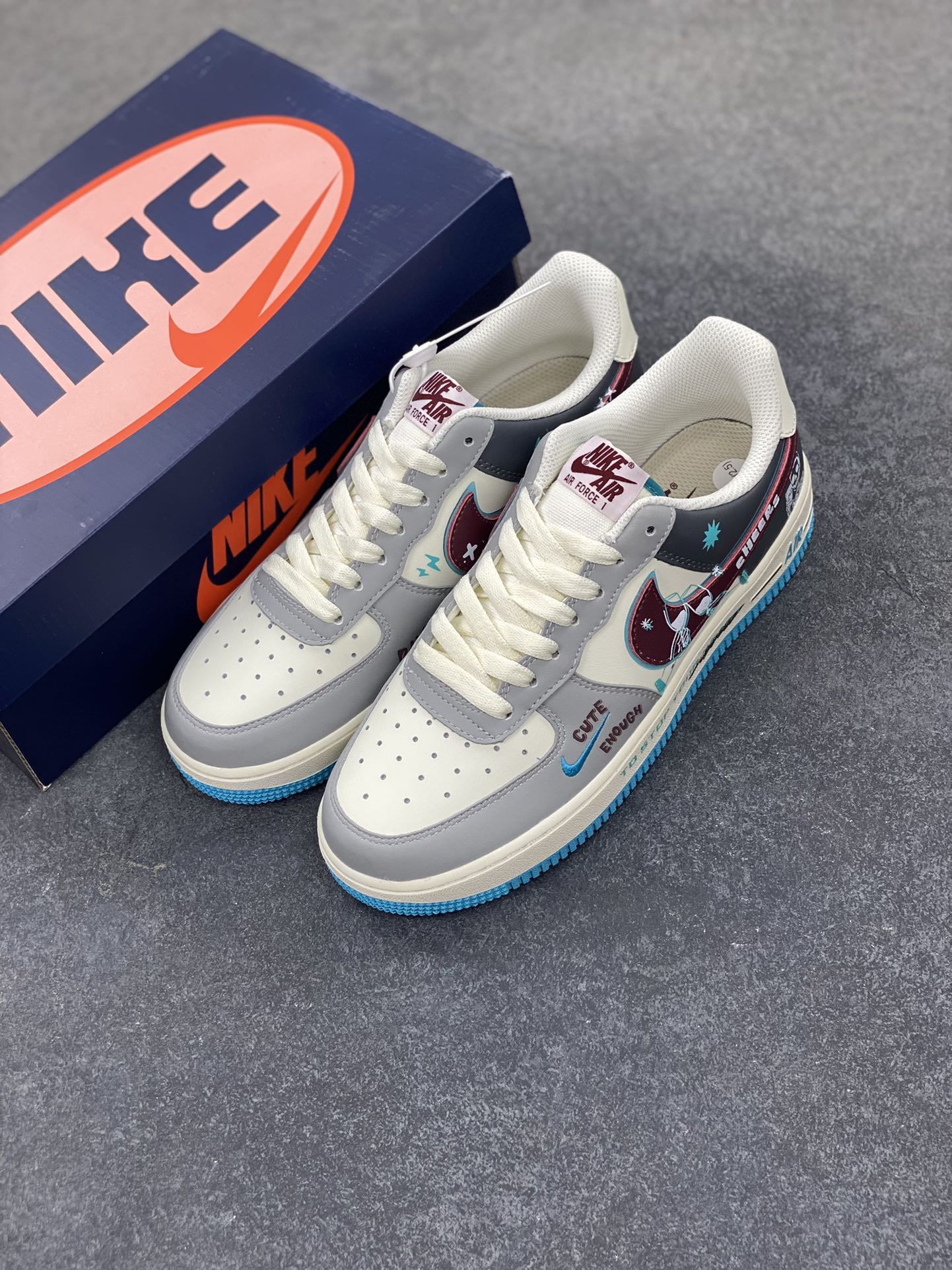 图片[8]-Nike Air Force 1\’07 Low \”Stop Drinking\” 戒酒骷髅 空军一号低帮休闲运动板鞋  #戒酒骷髅是一幅极具警示意义的创意作品。画面主体是一个骷髅正仰面喝酒，它没有了皮肉的包裹，骨骼突兀地展现，空洞的眼眶直愣愣地望向天空，毫无生机的手紧握着酒杯，酒水顺着它的颌骨肆意流淌 货号：LJ2288-666  尺码：36 36.5 37.5 38 38.5 39 40 40.5 41 42 42.5 43 44 44.5 45-选品中心