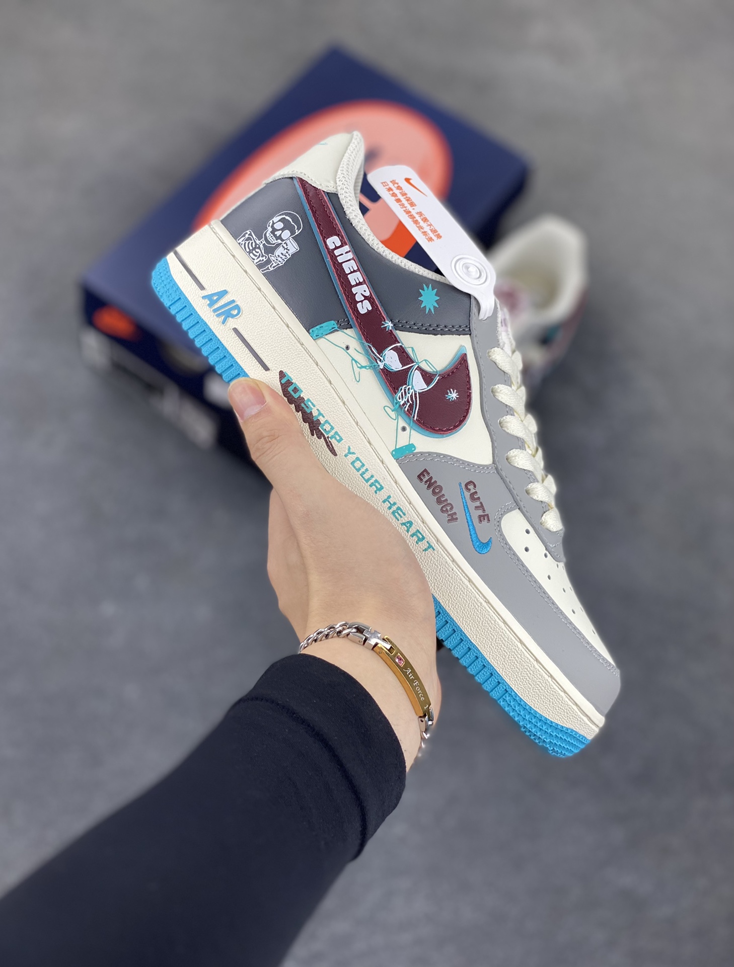 Nike Air Force 1\’07 Low \”Stop Drinking\” 戒酒骷髅 空军一号低帮休闲运动板鞋  #戒酒骷髅是一幅极具警示意义的创意作品。画面主体是一个骷髅正仰面喝酒，它没有了皮肉的包裹，骨骼突兀地展现，空洞的眼眶直愣愣地望向天空，毫无生机的手紧握着酒杯，酒水顺着它的颌骨肆意流淌 货号：LJ2288-666  尺码：36 36.5 37.5 38 38.5 39 40 40.5 41 42 42.5 43 44 44.5 45-选品中心