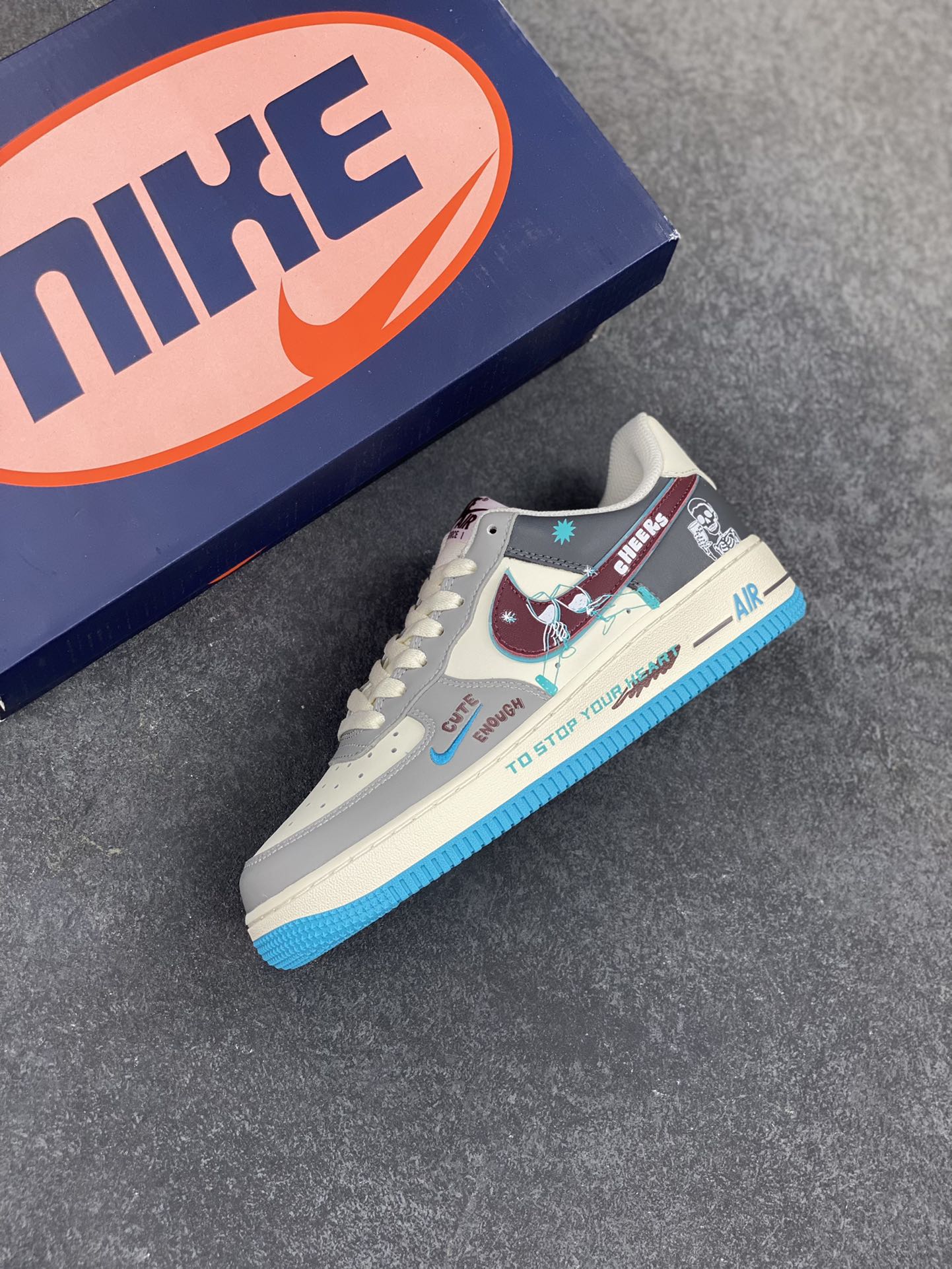 图片[7]-Nike Air Force 1\’07 Low \”Stop Drinking\” 戒酒骷髅 空军一号低帮休闲运动板鞋  #戒酒骷髅是一幅极具警示意义的创意作品。画面主体是一个骷髅正仰面喝酒，它没有了皮肉的包裹，骨骼突兀地展现，空洞的眼眶直愣愣地望向天空，毫无生机的手紧握着酒杯，酒水顺着它的颌骨肆意流淌 货号：LJ2288-666  尺码：36 36.5 37.5 38 38.5 39 40 40.5 41 42 42.5 43 44 44.5 45-选品中心