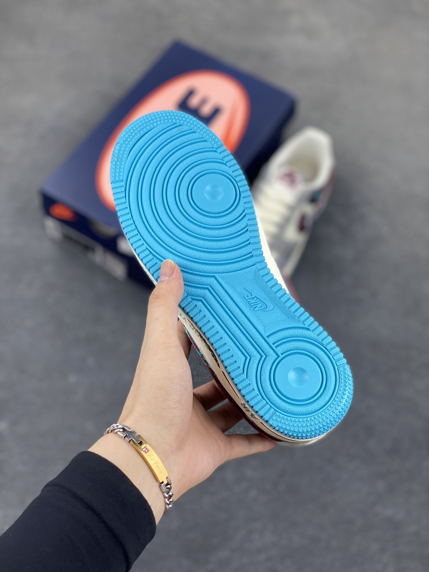 图片[5]-Nike Air Force 1\’07 Low \”Stop Drinking\” 戒酒骷髅 空军一号低帮休闲运动板鞋  #戒酒骷髅是一幅极具警示意义的创意作品。画面主体是一个骷髅正仰面喝酒，它没有了皮肉的包裹，骨骼突兀地展现，空洞的眼眶直愣愣地望向天空，毫无生机的手紧握着酒杯，酒水顺着它的颌骨肆意流淌 货号：LJ2288-666  尺码：36 36.5 37.5 38 38.5 39 40 40.5 41 42 42.5 43 44 44.5 45-选品中心