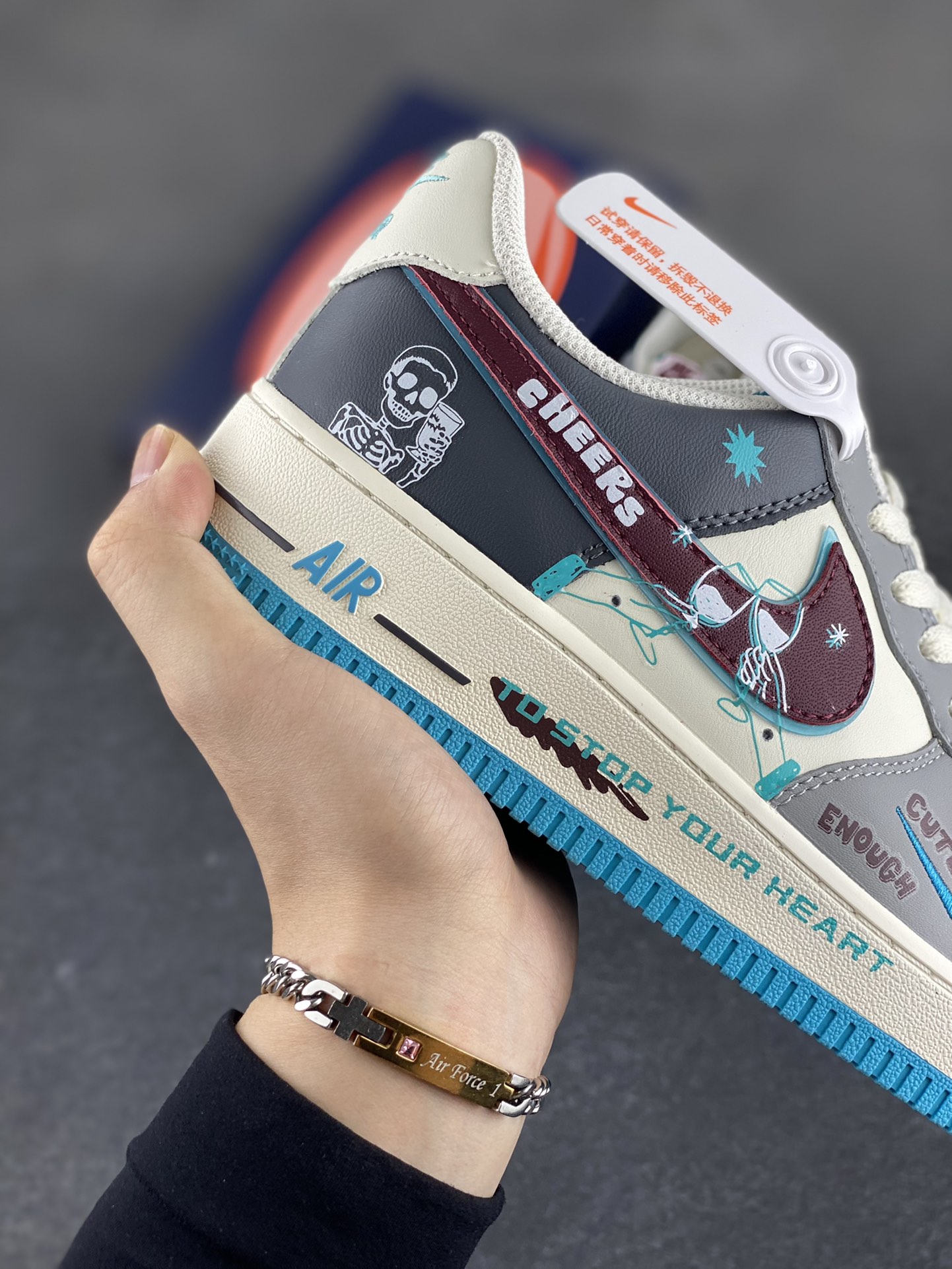 图片[6]-Nike Air Force 1\’07 Low \”Stop Drinking\” 戒酒骷髅 空军一号低帮休闲运动板鞋  #戒酒骷髅是一幅极具警示意义的创意作品。画面主体是一个骷髅正仰面喝酒，它没有了皮肉的包裹，骨骼突兀地展现，空洞的眼眶直愣愣地望向天空，毫无生机的手紧握着酒杯，酒水顺着它的颌骨肆意流淌 货号：LJ2288-666  尺码：36 36.5 37.5 38 38.5 39 40 40.5 41 42 42.5 43 44 44.5 45-选品中心