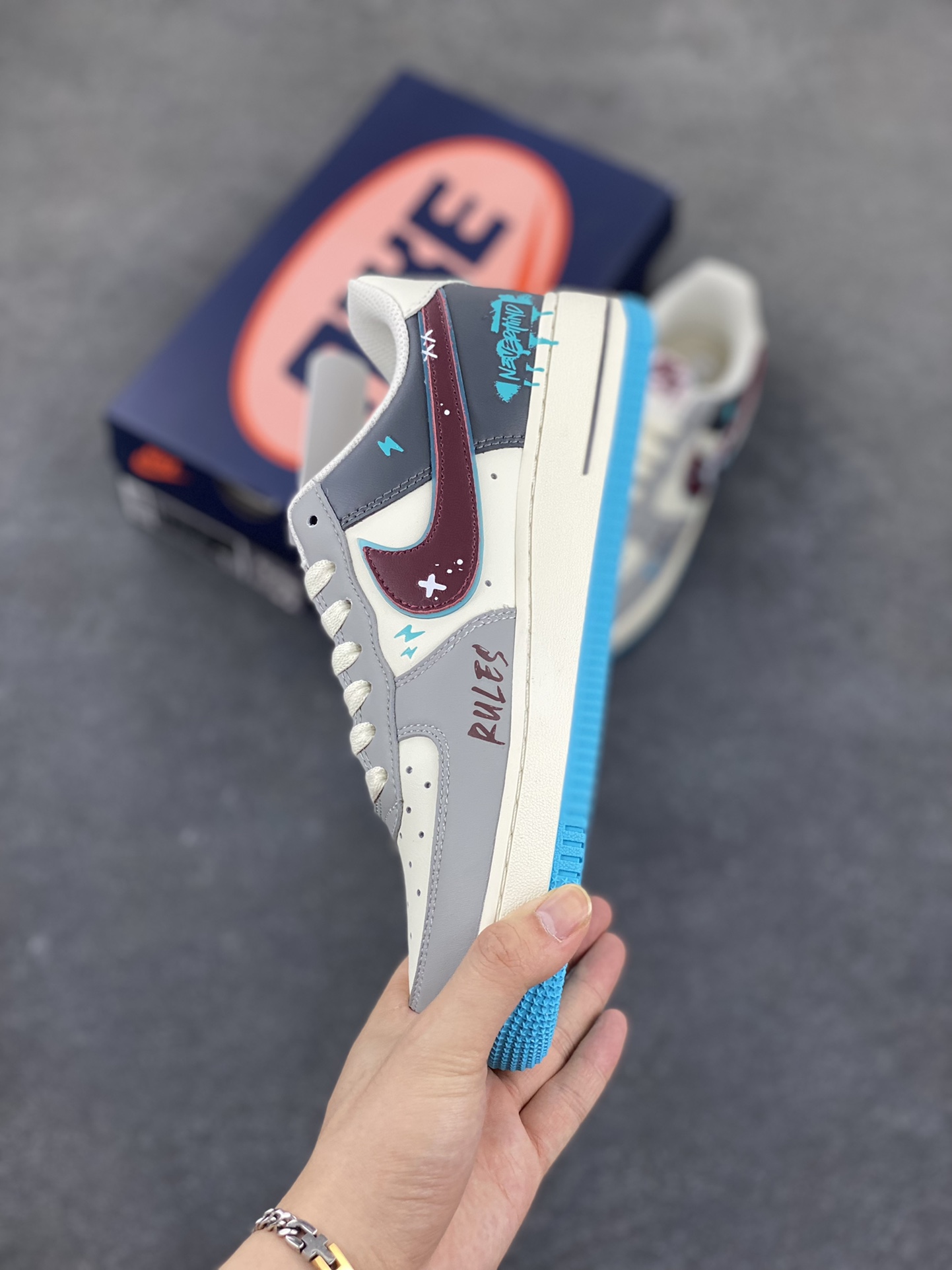 图片[3]-Nike Air Force 1\’07 Low \”Stop Drinking\” 戒酒骷髅 空军一号低帮休闲运动板鞋  #戒酒骷髅是一幅极具警示意义的创意作品。画面主体是一个骷髅正仰面喝酒，它没有了皮肉的包裹，骨骼突兀地展现，空洞的眼眶直愣愣地望向天空，毫无生机的手紧握着酒杯，酒水顺着它的颌骨肆意流淌 货号：LJ2288-666  尺码：36 36.5 37.5 38 38.5 39 40 40.5 41 42 42.5 43 44 44.5 45-选品中心