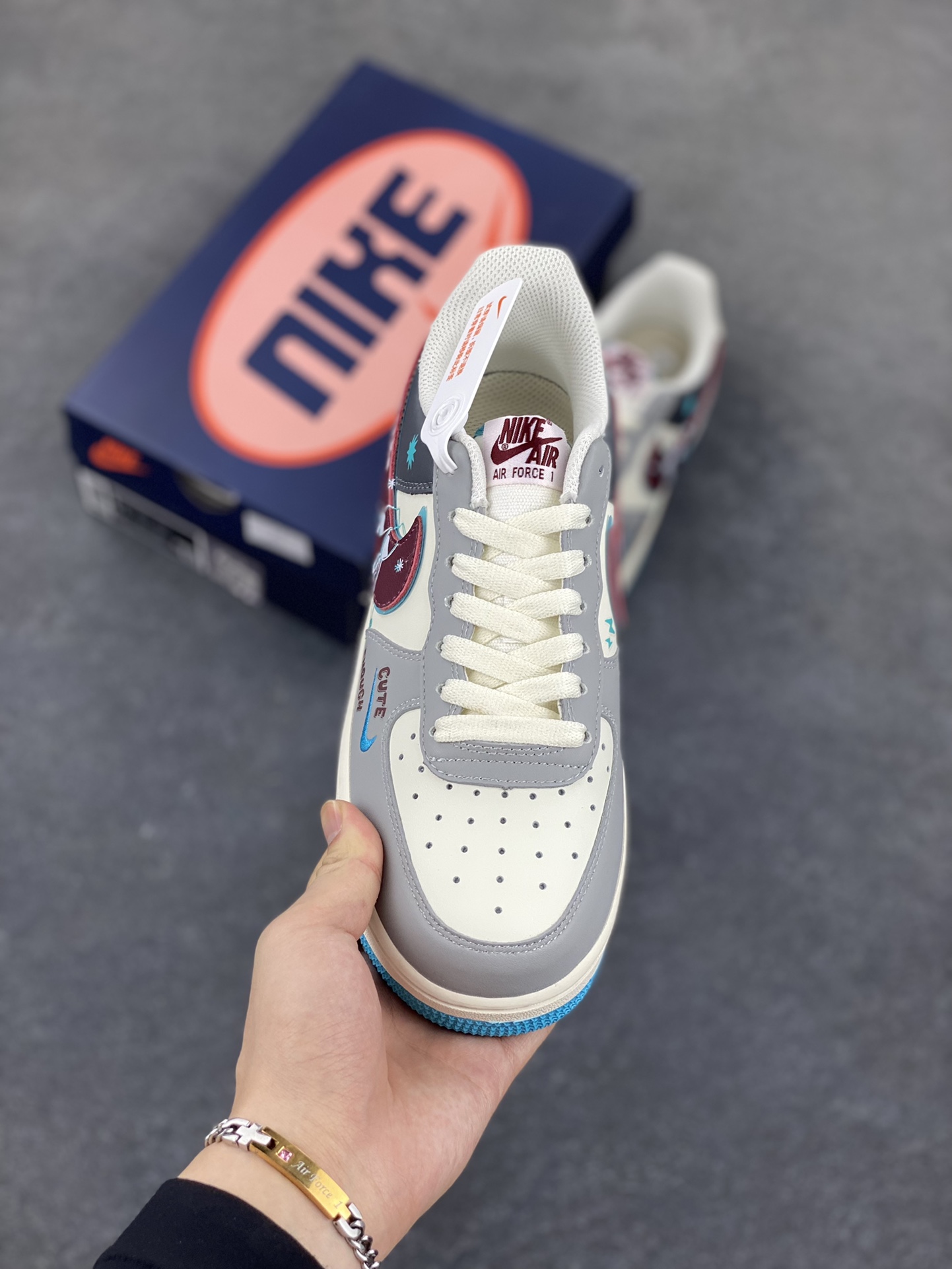 图片[2]-Nike Air Force 1\’07 Low \”Stop Drinking\” 戒酒骷髅 空军一号低帮休闲运动板鞋  #戒酒骷髅是一幅极具警示意义的创意作品。画面主体是一个骷髅正仰面喝酒，它没有了皮肉的包裹，骨骼突兀地展现，空洞的眼眶直愣愣地望向天空，毫无生机的手紧握着酒杯，酒水顺着它的颌骨肆意流淌 货号：LJ2288-666  尺码：36 36.5 37.5 38 38.5 39 40 40.5 41 42 42.5 43 44 44.5 45-选品中心