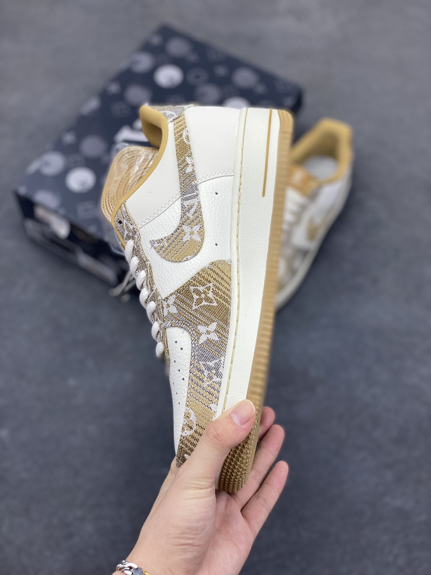 图片[3]-NIke Air Force 1 \’07 Low “LV联名”空军一号 低帮 运动鞋 休闲鞋 折边针车 工艺难度大 原楦头原纸板 原装鞋盒 定制五金配件 内置全掌气垫 原厂鞋底 货号：SC9207-542 尺码：36 36.5 37.5 38 38.5 39 40 40.5 41 42 42.5 43 44 44.5 45-选品中心