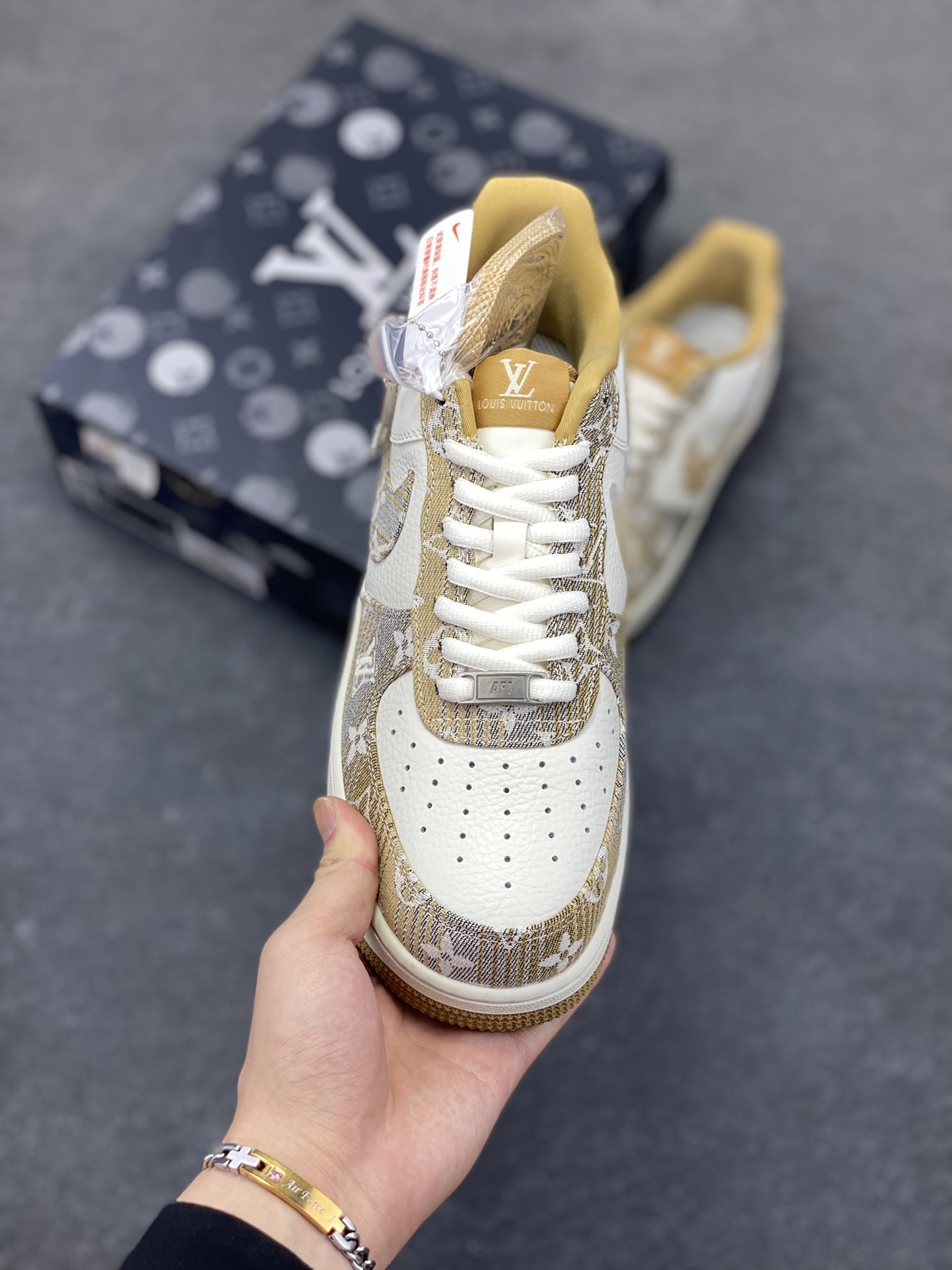 图片[2]-NIke Air Force 1 \’07 Low “LV联名”空军一号 低帮 运动鞋 休闲鞋 折边针车 工艺难度大 原楦头原纸板 原装鞋盒 定制五金配件 内置全掌气垫 原厂鞋底 货号：SC9207-542 尺码：36 36.5 37.5 38 38.5 39 40 40.5 41 42 42.5 43 44 44.5 45-选品中心