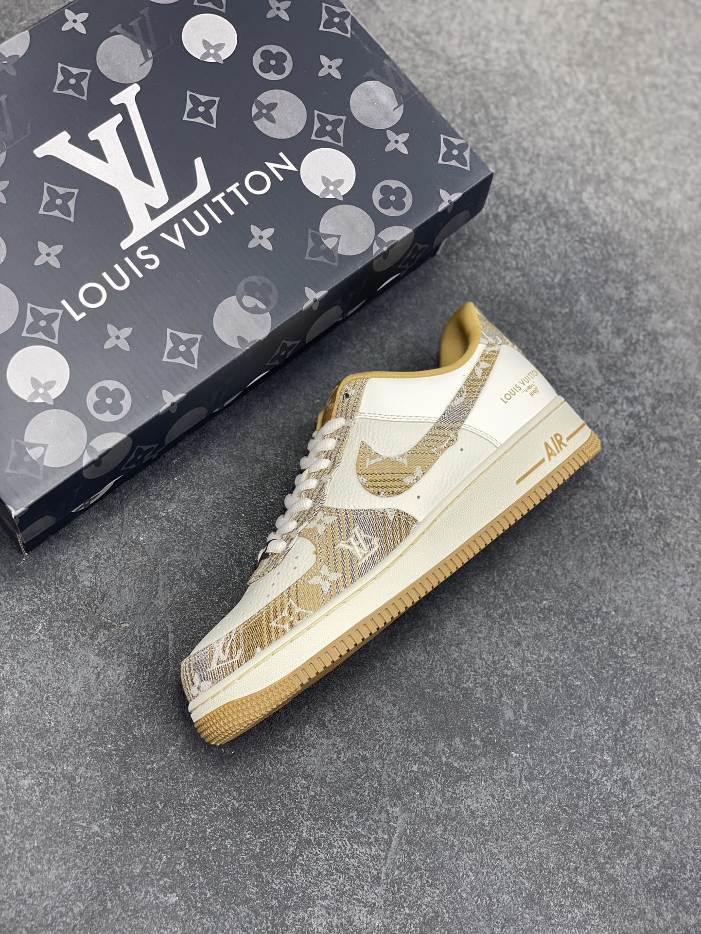 图片[7]-NIke Air Force 1 \’07 Low “LV联名”空军一号 低帮 运动鞋 休闲鞋 折边针车 工艺难度大 原楦头原纸板 原装鞋盒 定制五金配件 内置全掌气垫 原厂鞋底 货号：SC9207-542 尺码：36 36.5 37.5 38 38.5 39 40 40.5 41 42 42.5 43 44 44.5 45-选品中心