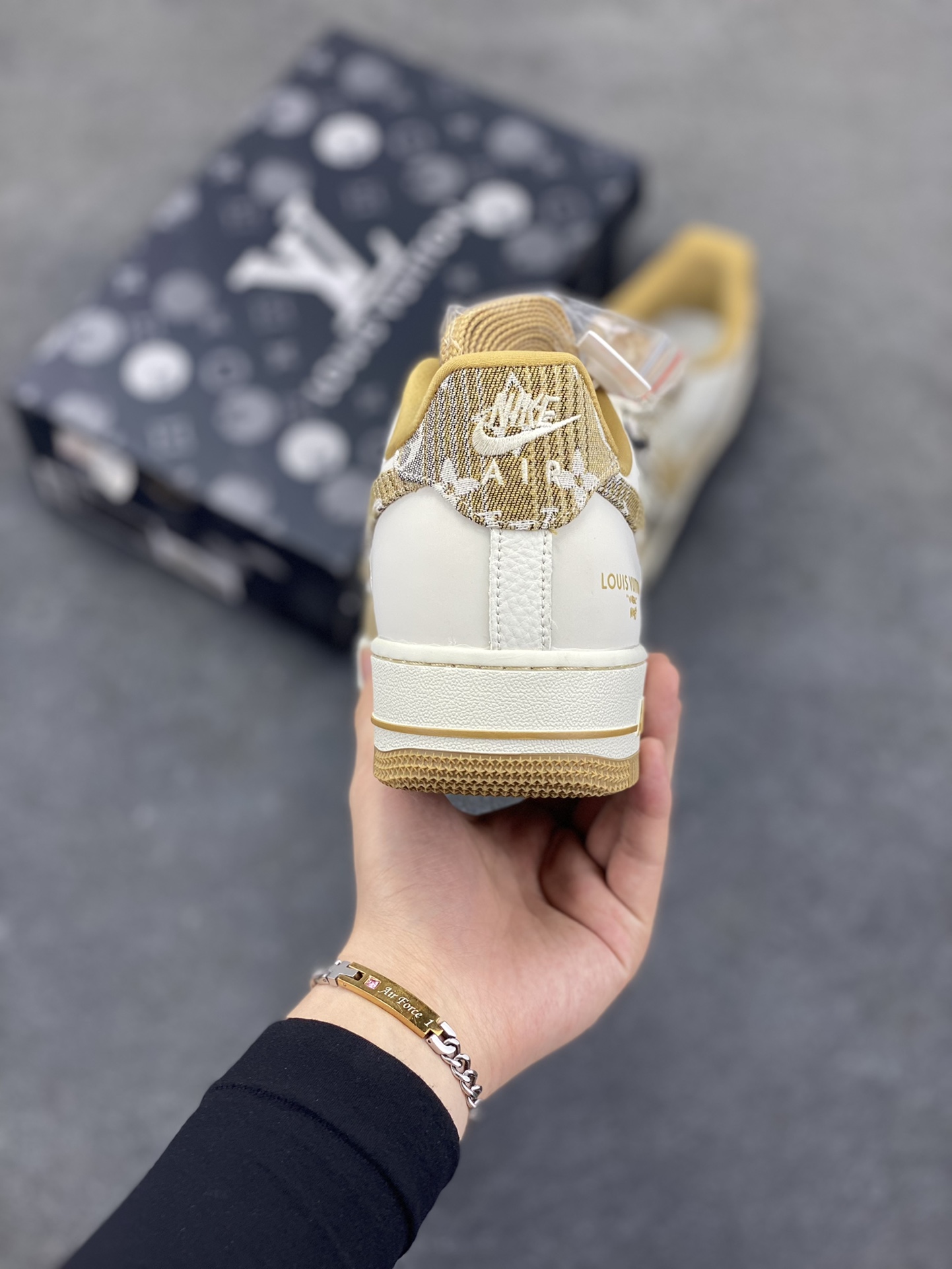 图片[4]-NIke Air Force 1 \’07 Low “LV联名”空军一号 低帮 运动鞋 休闲鞋 折边针车 工艺难度大 原楦头原纸板 原装鞋盒 定制五金配件 内置全掌气垫 原厂鞋底 货号：SC9207-542 尺码：36 36.5 37.5 38 38.5 39 40 40.5 41 42 42.5 43 44 44.5 45-选品中心