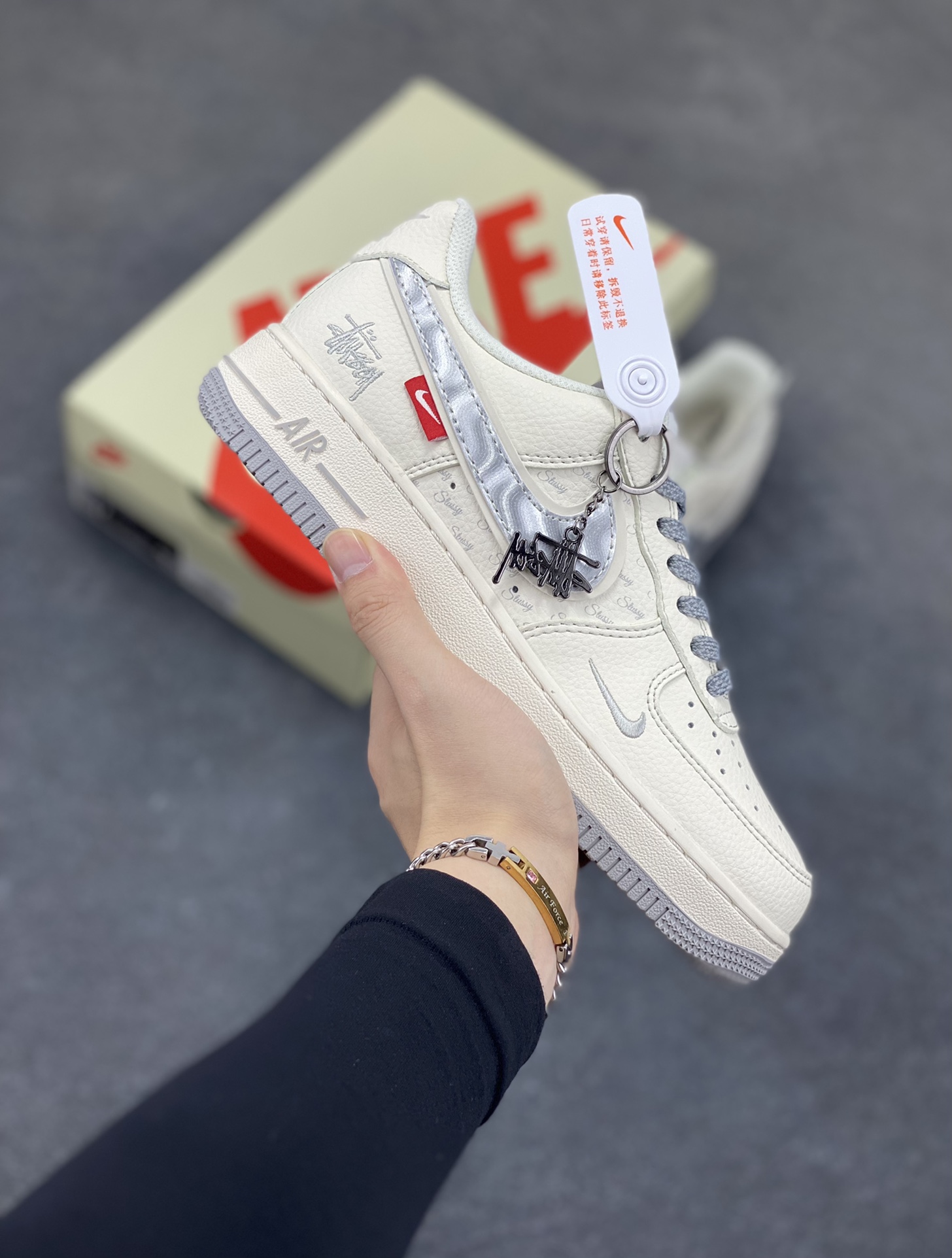 NIke Air Force 1 \’07 Low “斯图西联名——灰银勾”空军一号 低帮 运动鞋 休闲鞋 折边针车 工艺难度大 原楦头原纸板 原装鞋盒 定制五金配件 内置全掌气垫 原厂鞋底 货号:XX3168-209 尺码:36 36.5 37.5 38 38.5 39 40 40.5 41 42 42.5 43 44 44.5 45-选品中心