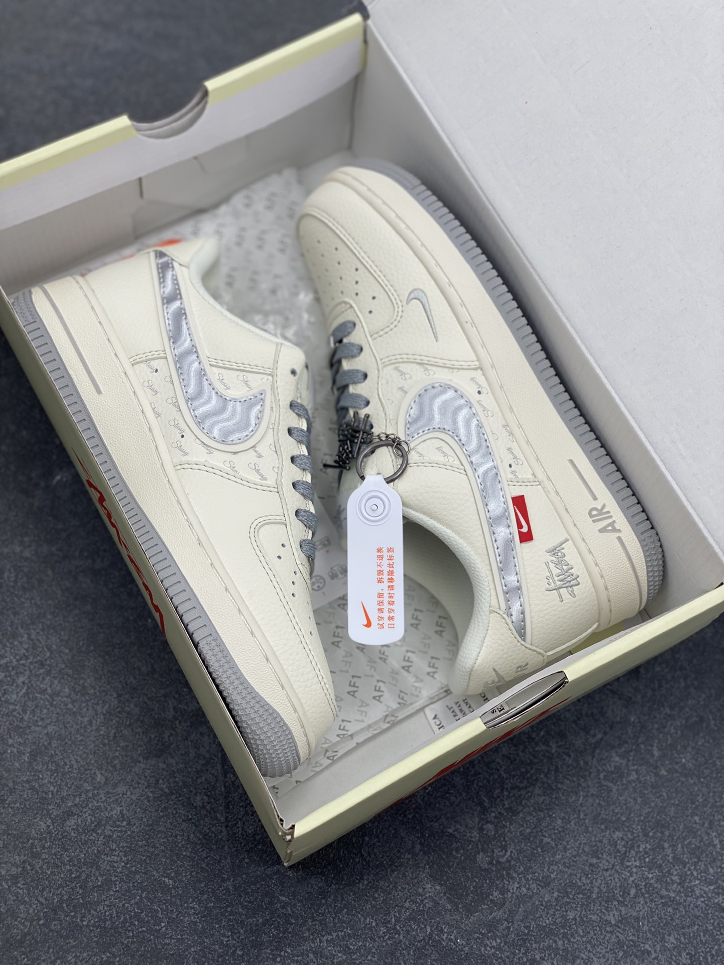 图片[9]-NIke Air Force 1 \’07 Low “斯图西联名——灰银勾”空军一号 低帮 运动鞋 休闲鞋 折边针车 工艺难度大 原楦头原纸板 原装鞋盒 定制五金配件 内置全掌气垫 原厂鞋底 货号：XX3168-209 尺码：36 36.5 37.5 38 38.5 39 40 40.5 41 42 42.5 43 44 44.5 45-选品中心