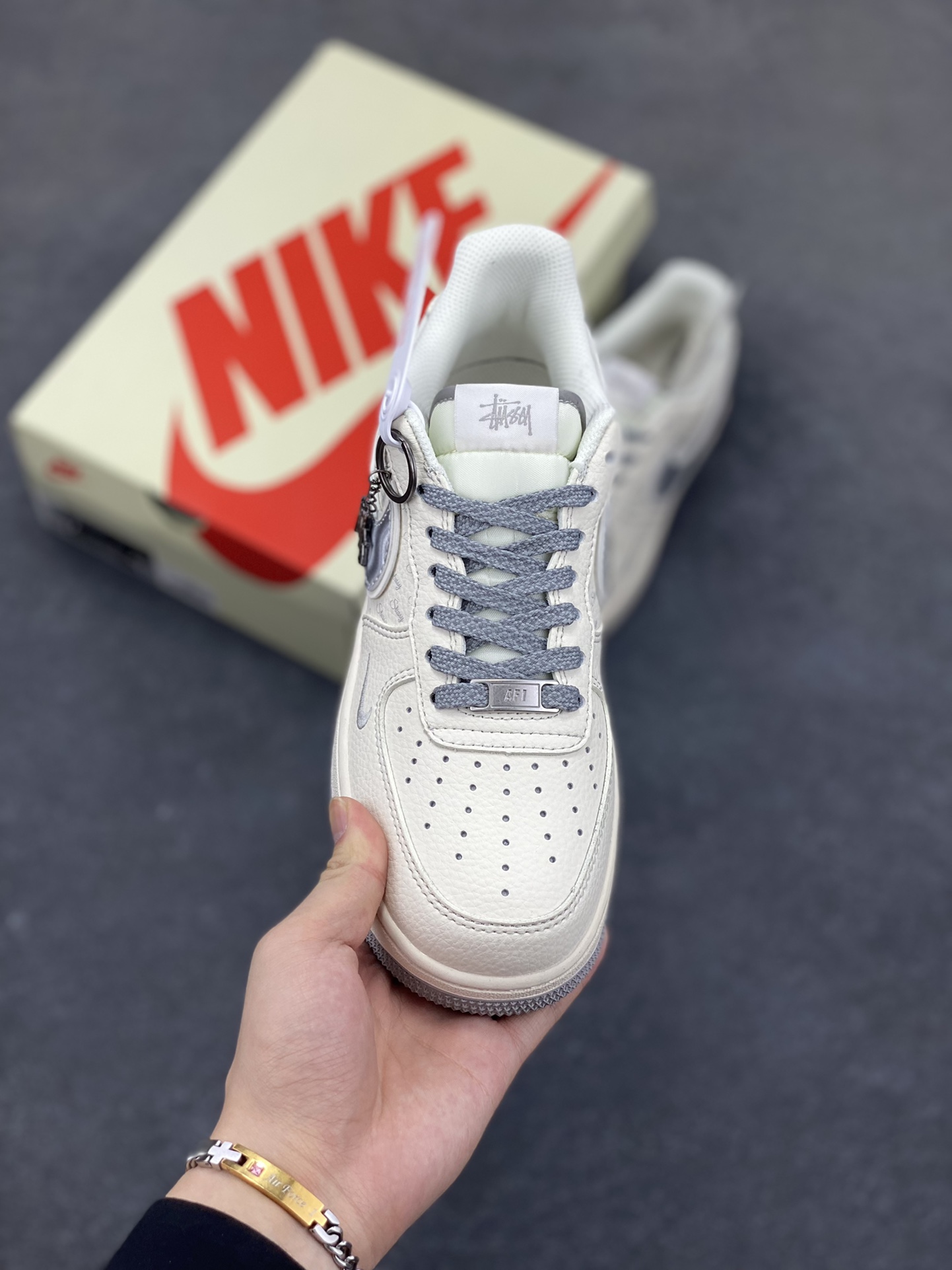 图片[2]-NIke Air Force 1 \’07 Low “斯图西联名——灰银勾”空军一号 低帮 运动鞋 休闲鞋 折边针车 工艺难度大 原楦头原纸板 原装鞋盒 定制五金配件 内置全掌气垫 原厂鞋底 货号：XX3168-209 尺码：36 36.5 37.5 38 38.5 39 40 40.5 41 42 42.5 43 44 44.5 45-选品中心