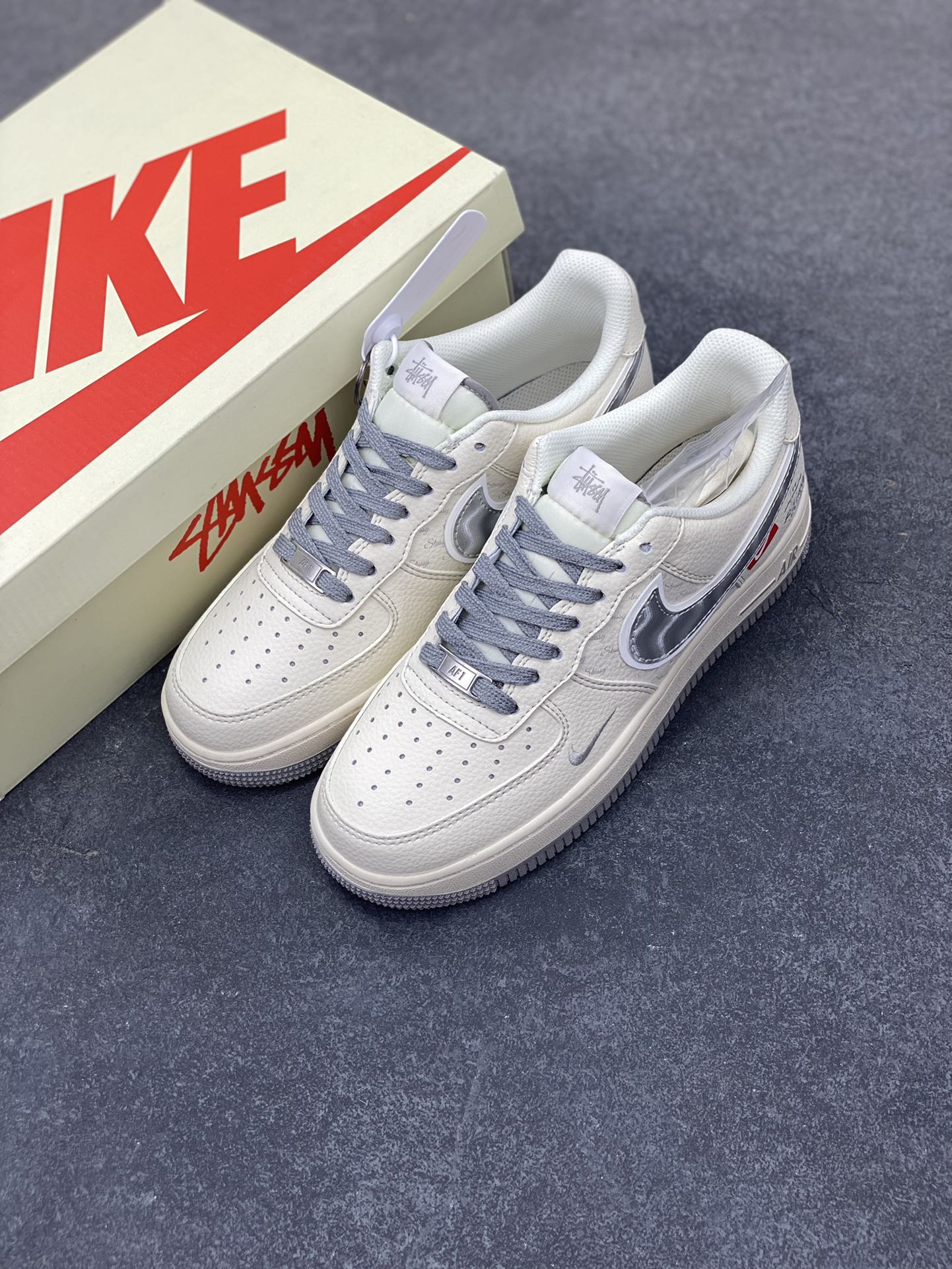 图片[8]-NIke Air Force 1 \’07 Low “斯图西联名——灰银勾”空军一号 低帮 运动鞋 休闲鞋 折边针车 工艺难度大 原楦头原纸板 原装鞋盒 定制五金配件 内置全掌气垫 原厂鞋底 货号：XX3168-209 尺码：36 36.5 37.5 38 38.5 39 40 40.5 41 42 42.5 43 44 44.5 45-选品中心